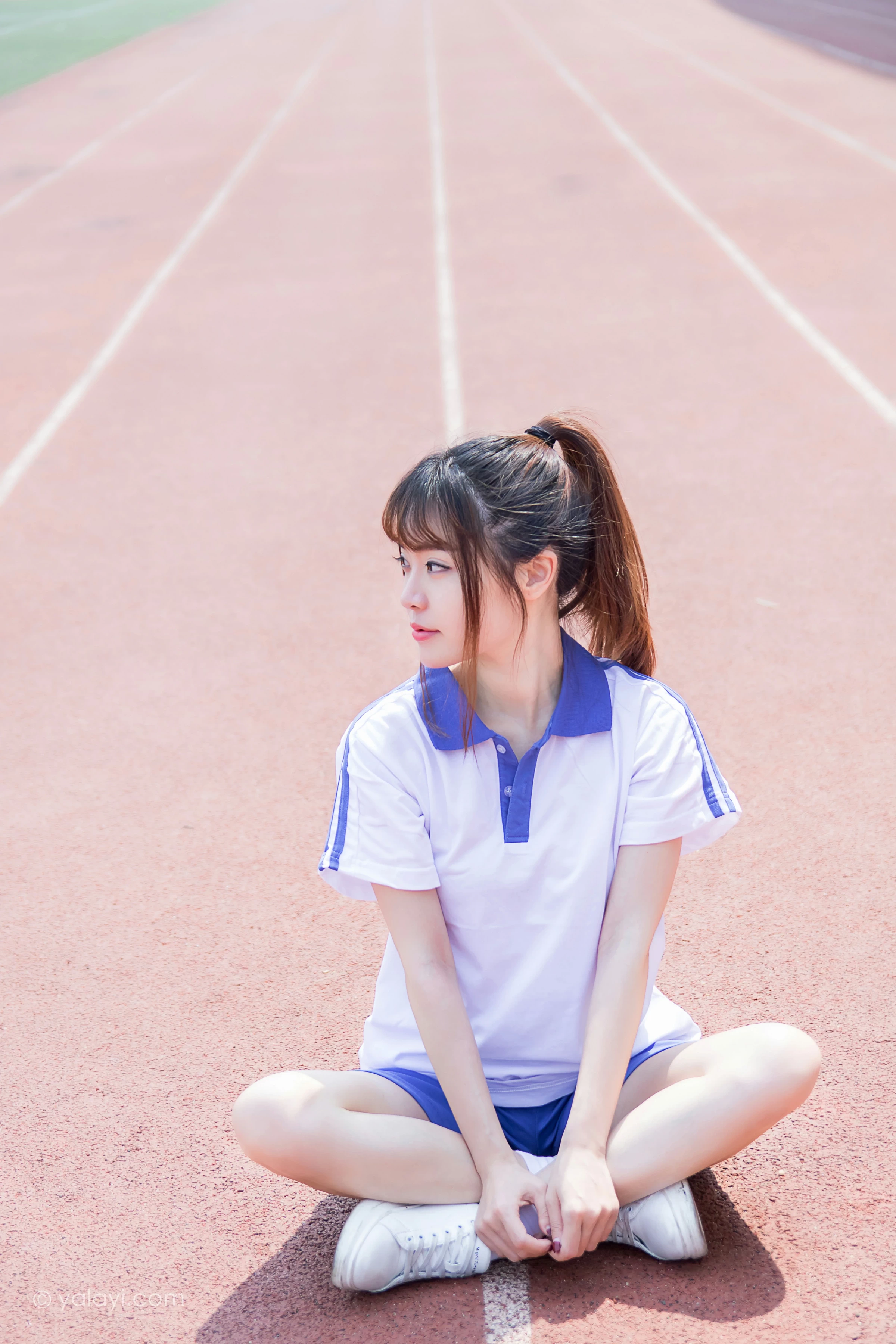 [YALAYI雅拉伊]NO.731 《那些年》 阳阳 白色短袖校服加蓝色短裤私房写真集第8张