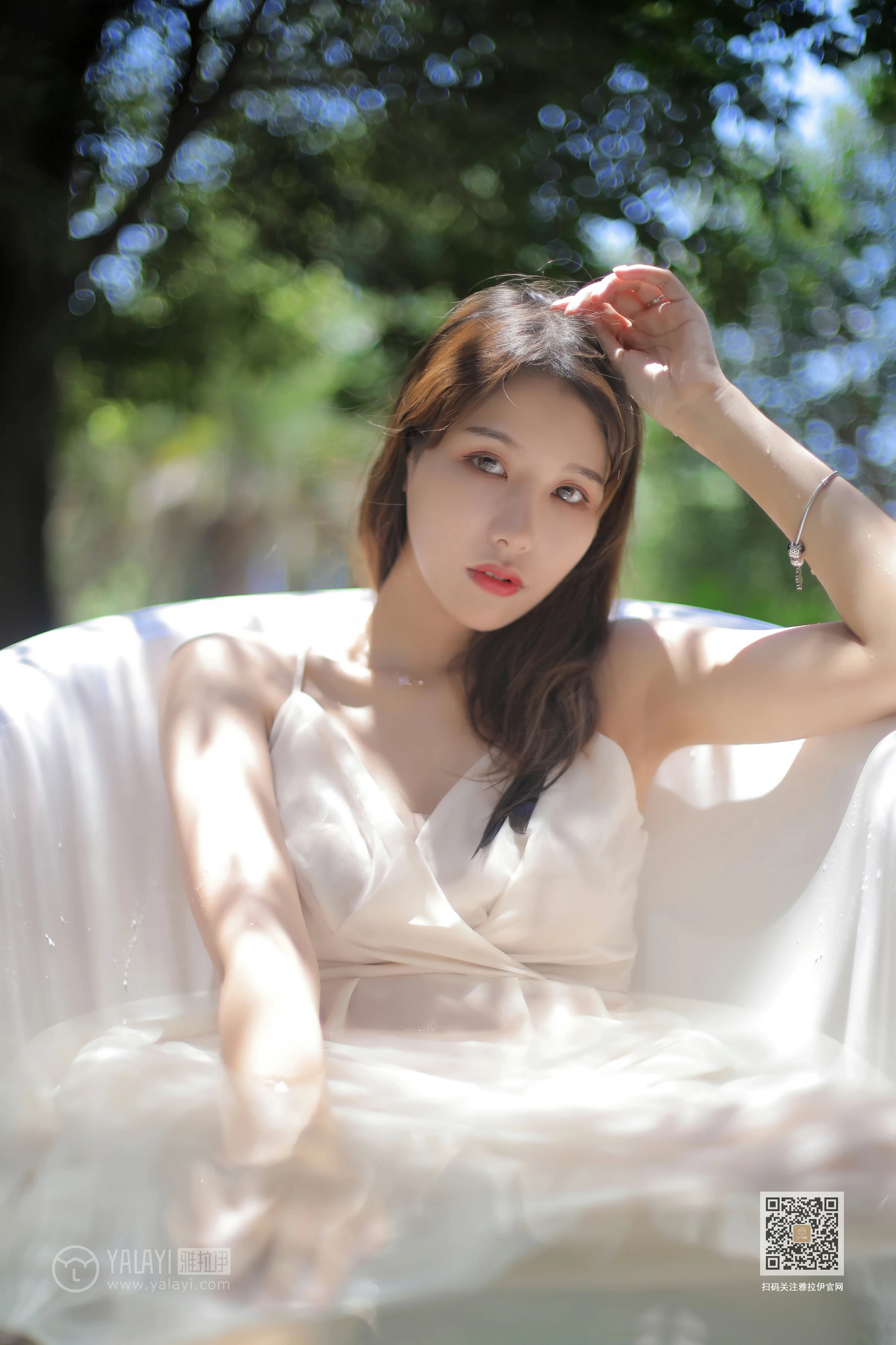 [YALAYI雅拉伊]Vol.453 天浴 令狐美 白色吊带透视连衣裙性感私房写真集第3张