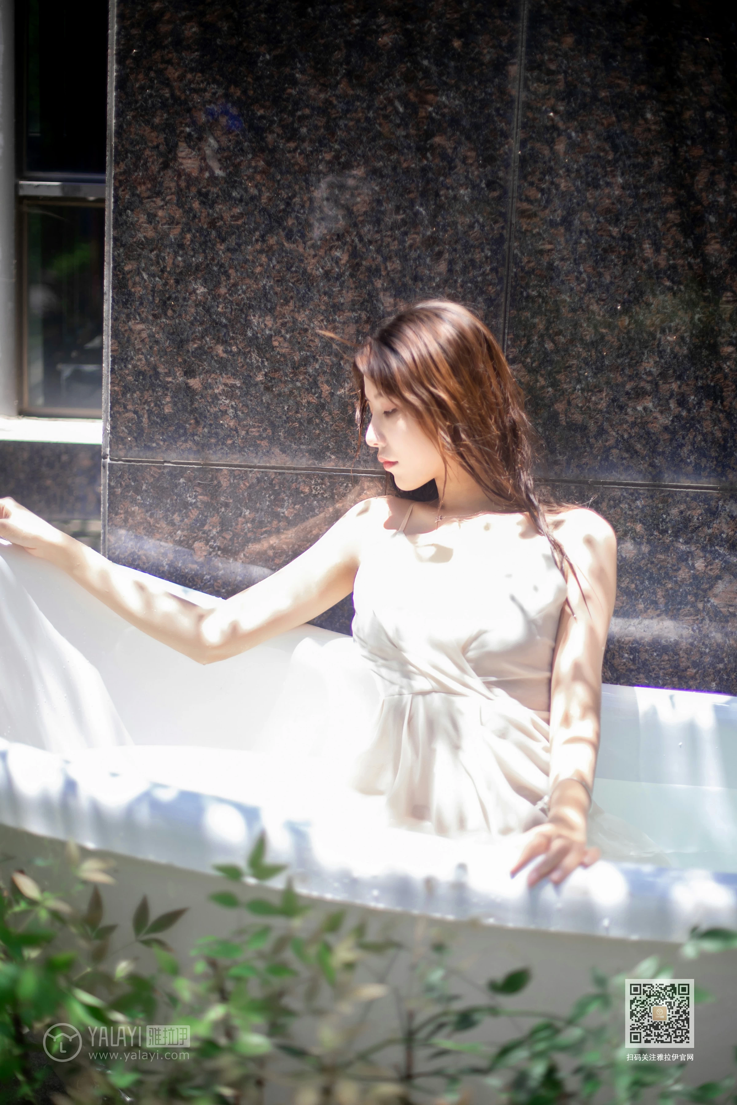 [YALAYI雅拉伊]Vol.453 天浴 令狐美 白色吊带透视连衣裙性感私房写真集第7张