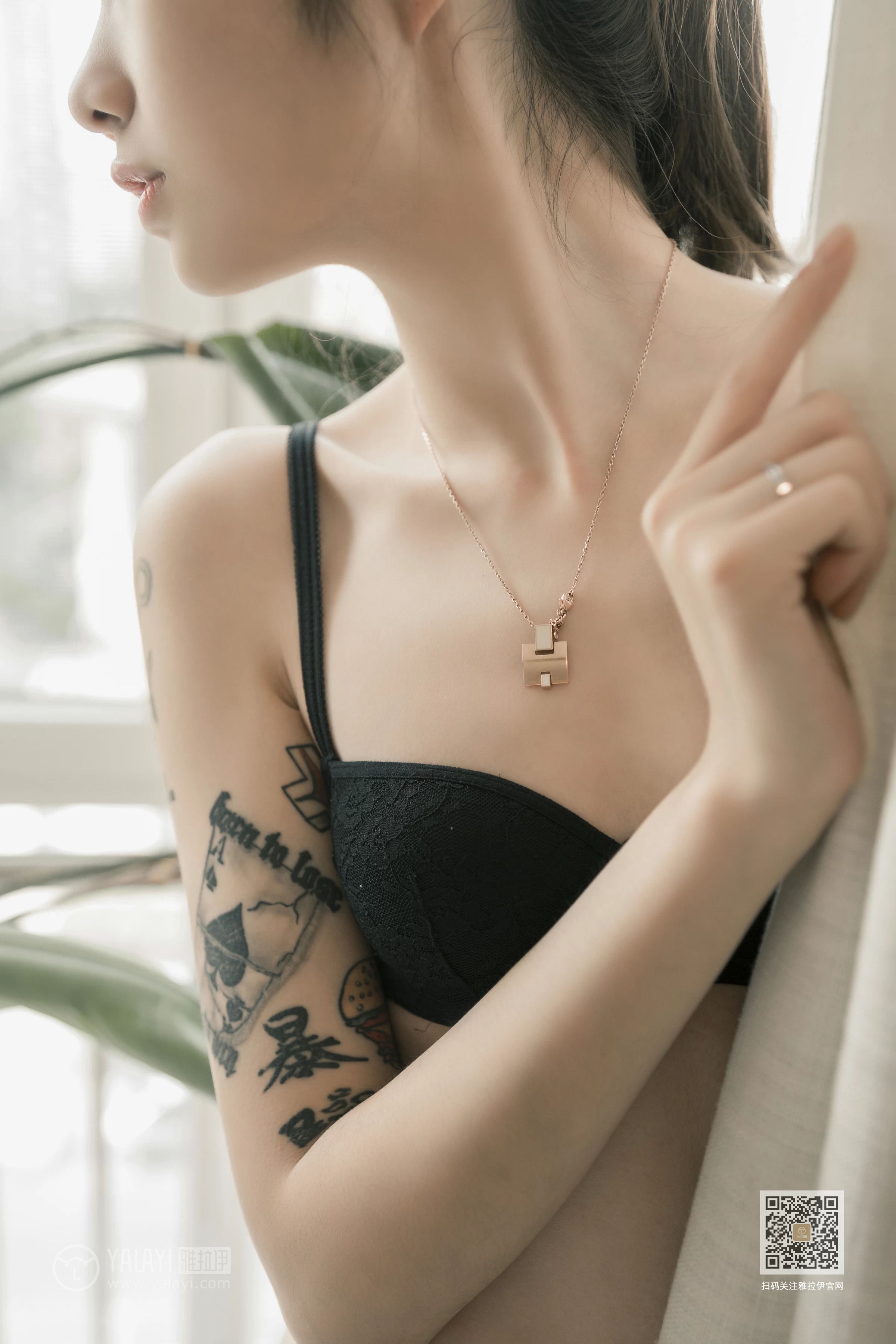 [YALAYI雅拉伊]Vol.452 刺青女孩儿 鸭鸭 黑色性感内衣居家私房写真集第5张