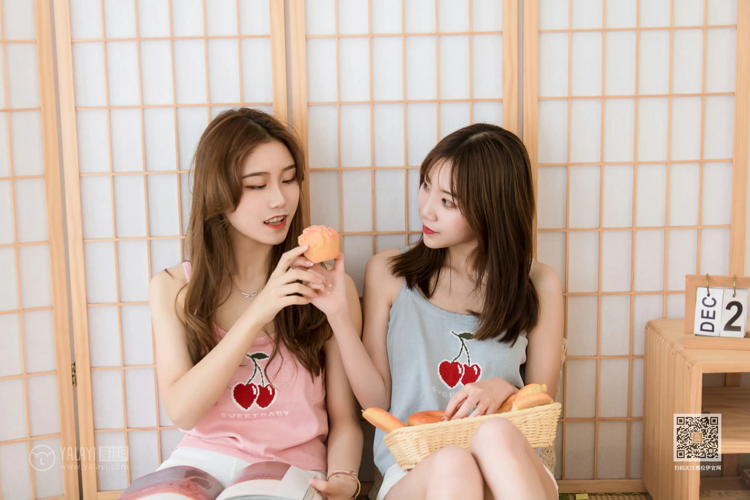 [YALAYI雅拉伊]Vol.465 樱桃姐妹花 大乔小乔 性感小背心加白色短裤私房写真集第10张