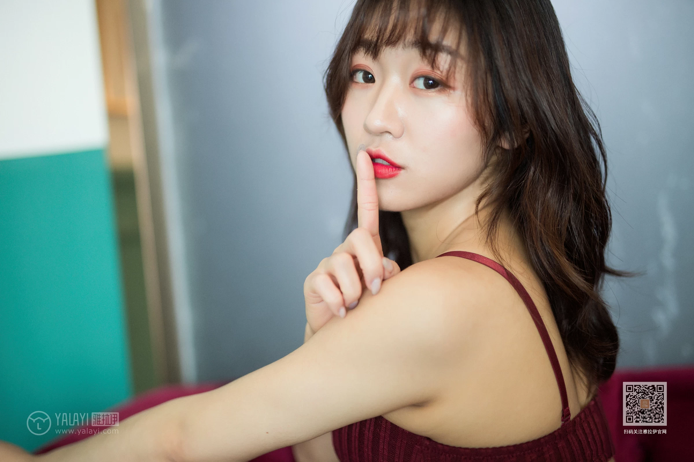 [YALAYI雅拉伊]Vol.514 紫红天鹅绒 小颖 黑色睡衣加红色性感内衣私房写真集第7张