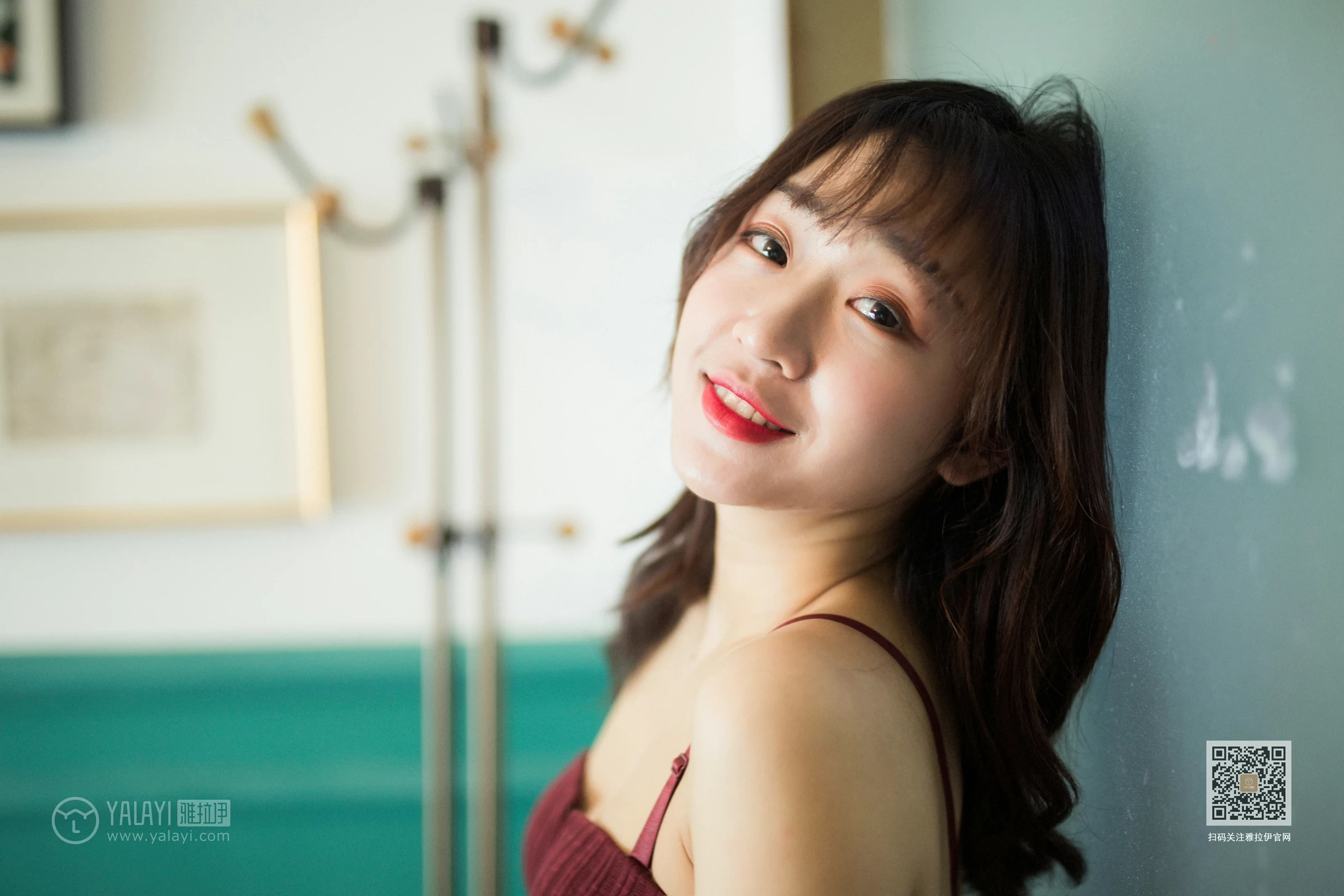 [YALAYI雅拉伊]Vol.514 紫红天鹅绒 小颖 黑色睡衣加红色性感内衣私房写真集第11张