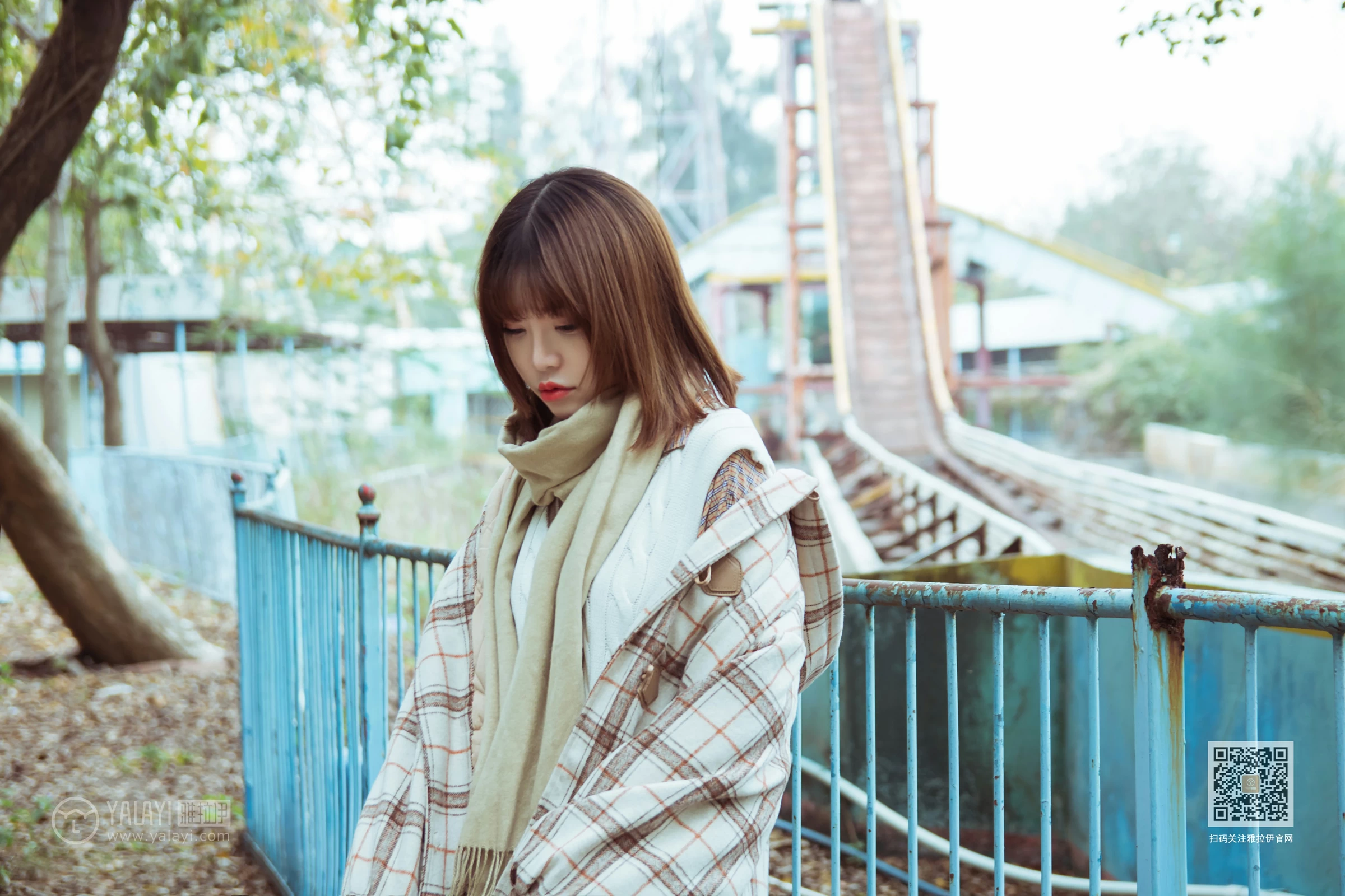 [YALAYI雅拉伊]Vol.515 冬日 阳阳 白色大衣加黑色短裙清纯可爱私房写真集第7张