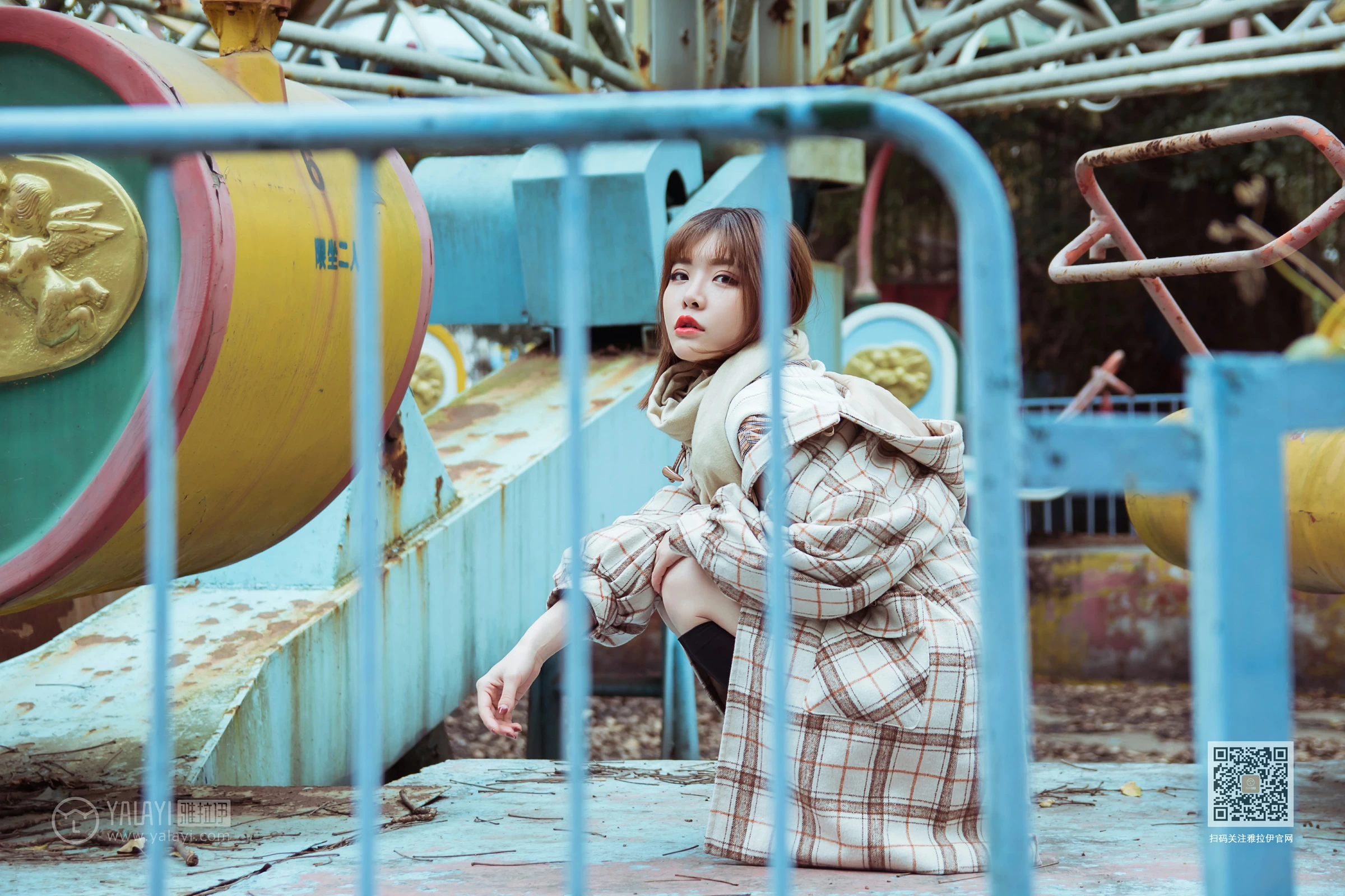 [YALAYI雅拉伊]Vol.515 冬日 阳阳 白色大衣加黑色短裙清纯可爱私房写真集第9张