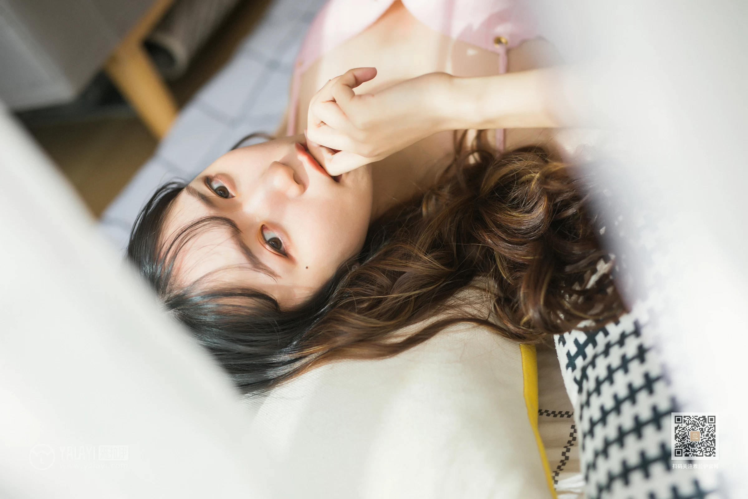 [YALAYI雅拉伊]Vol.517 触不可及的你 晓琳 粉色性感内衣居家私房写真集第7张