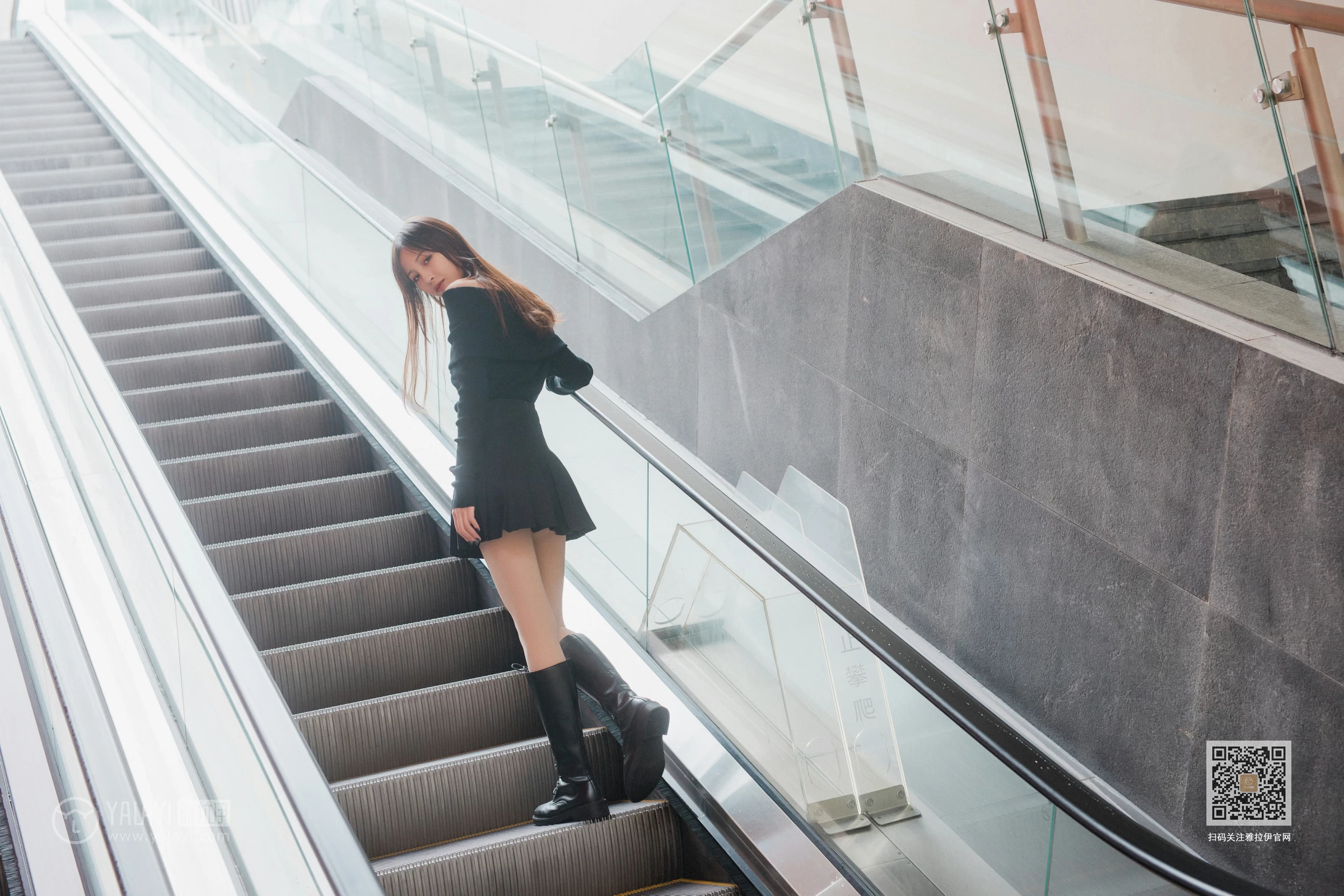 [YALAYI雅拉伊]Vol.520 广漂女孩儿 小五 黑色抹胸上衣加黑色短裙性感私房写真集第4张