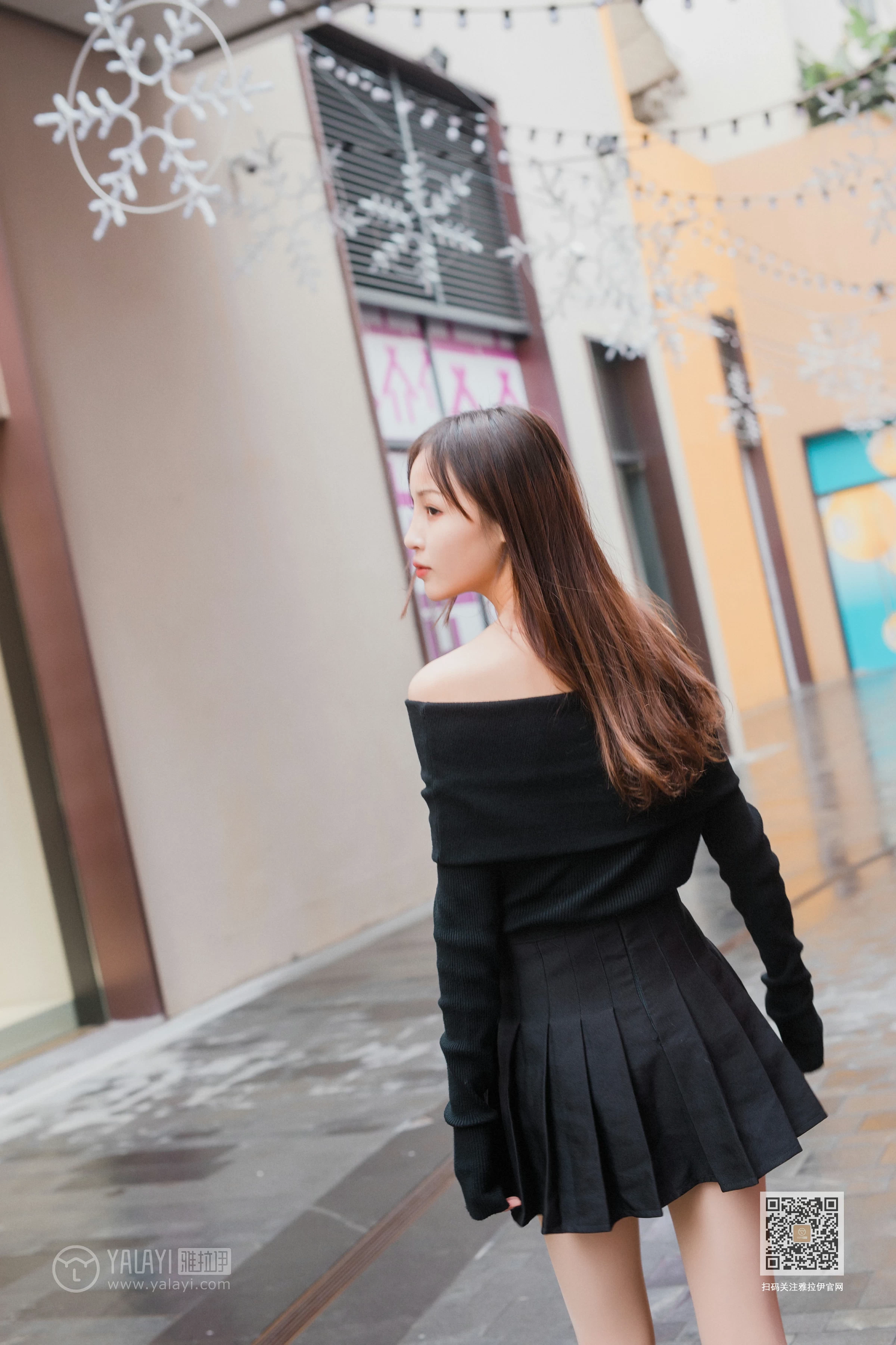 [YALAYI雅拉伊]Vol.520 广漂女孩儿 小五 黑色抹胸上衣加黑色短裙性感私房写真集第5张