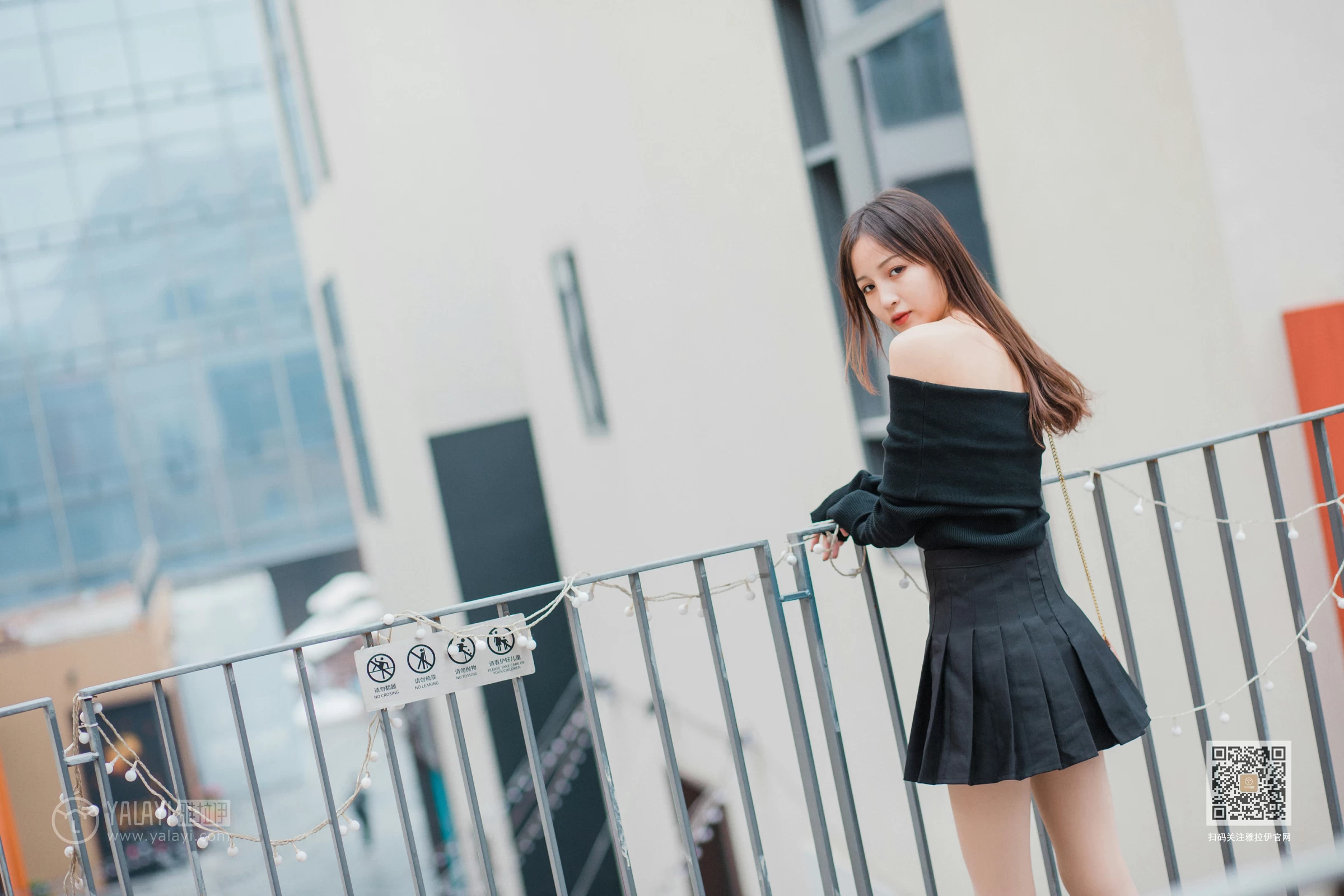 [YALAYI雅拉伊]Vol.520 广漂女孩儿 小五 黑色抹胸上衣加黑色短裙性感私房写真集第13张