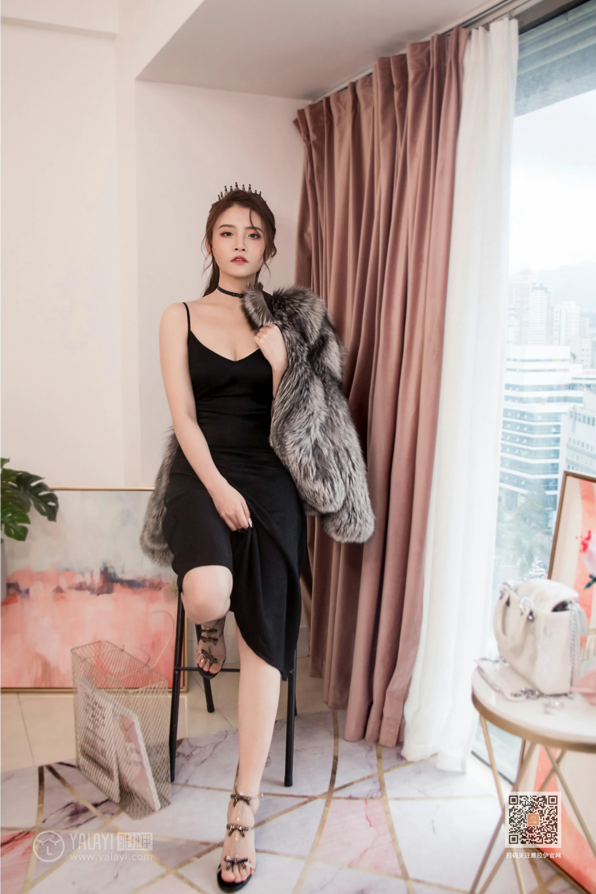 [YALAYI雅拉伊]Vol.525 我的女皇 赵洁 黑色吊带开叉连衣裙性感私房写真集第13张