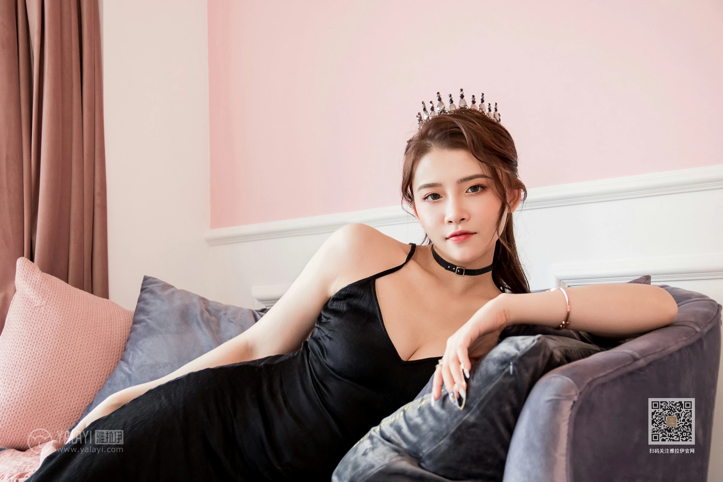[YALAYI雅拉伊]Vol.525 我的女皇 赵洁 黑色吊带开叉连衣裙性感私房写真集第14张