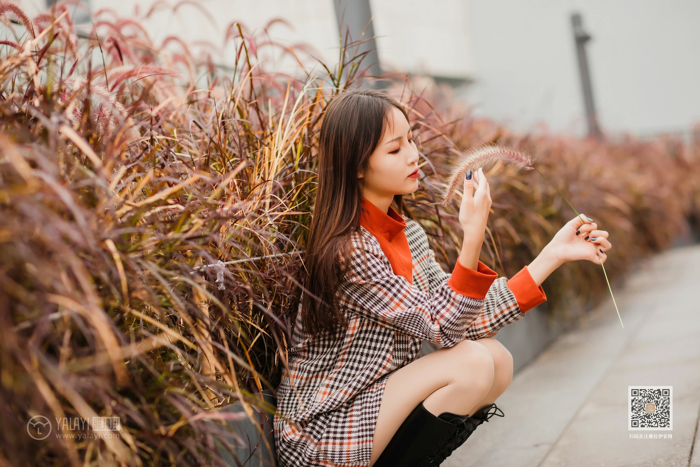 [YALAYI雅拉伊]Vol.543 郊游 小五 连身大衣加灰色长靴清纯私房写真集第3张