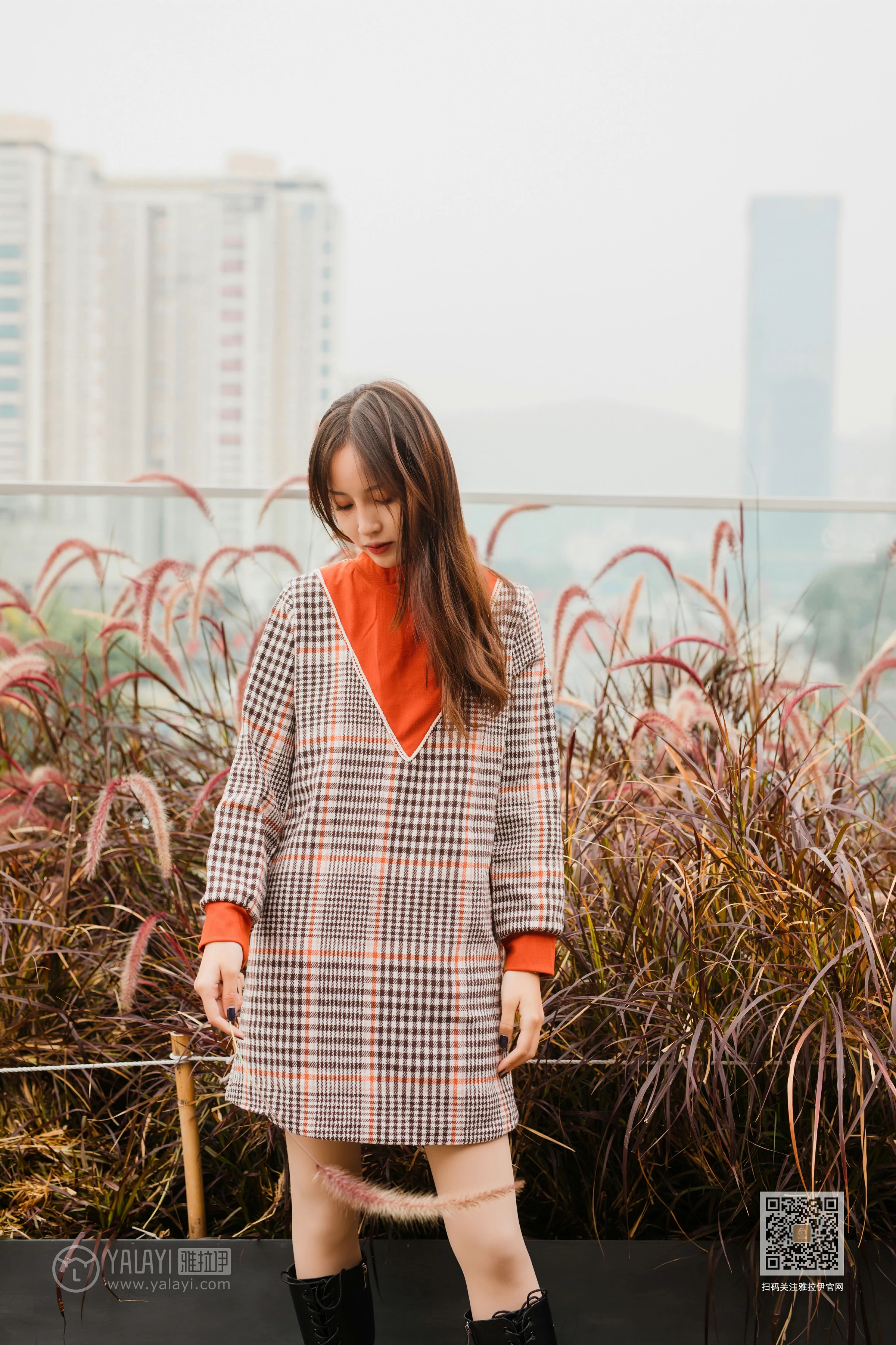 [YALAYI雅拉伊]Vol.543 郊游 小五 连身大衣加灰色长靴清纯私房写真集第4张