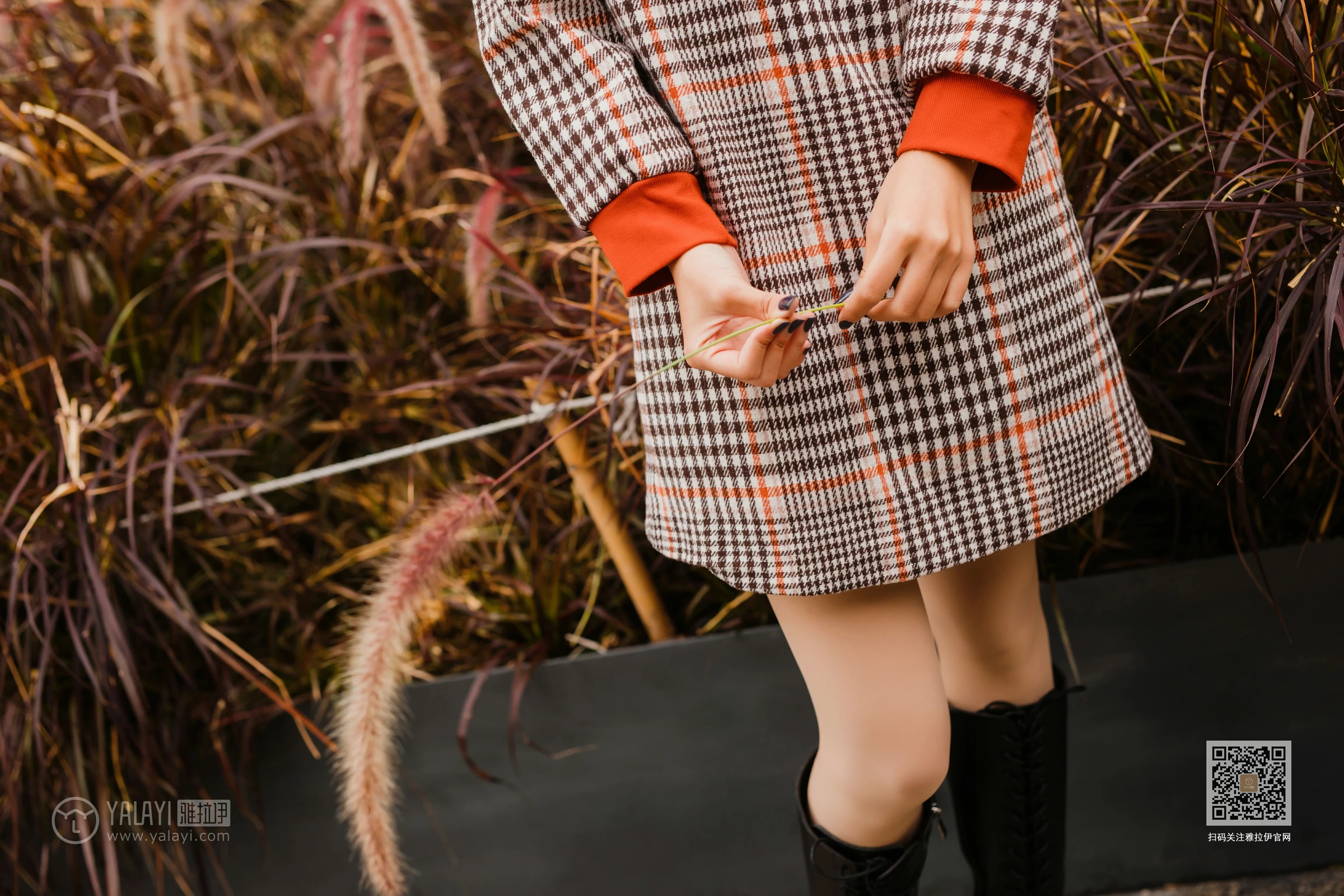 [YALAYI雅拉伊]Vol.543 郊游 小五 连身大衣加灰色长靴清纯私房写真集第4张
