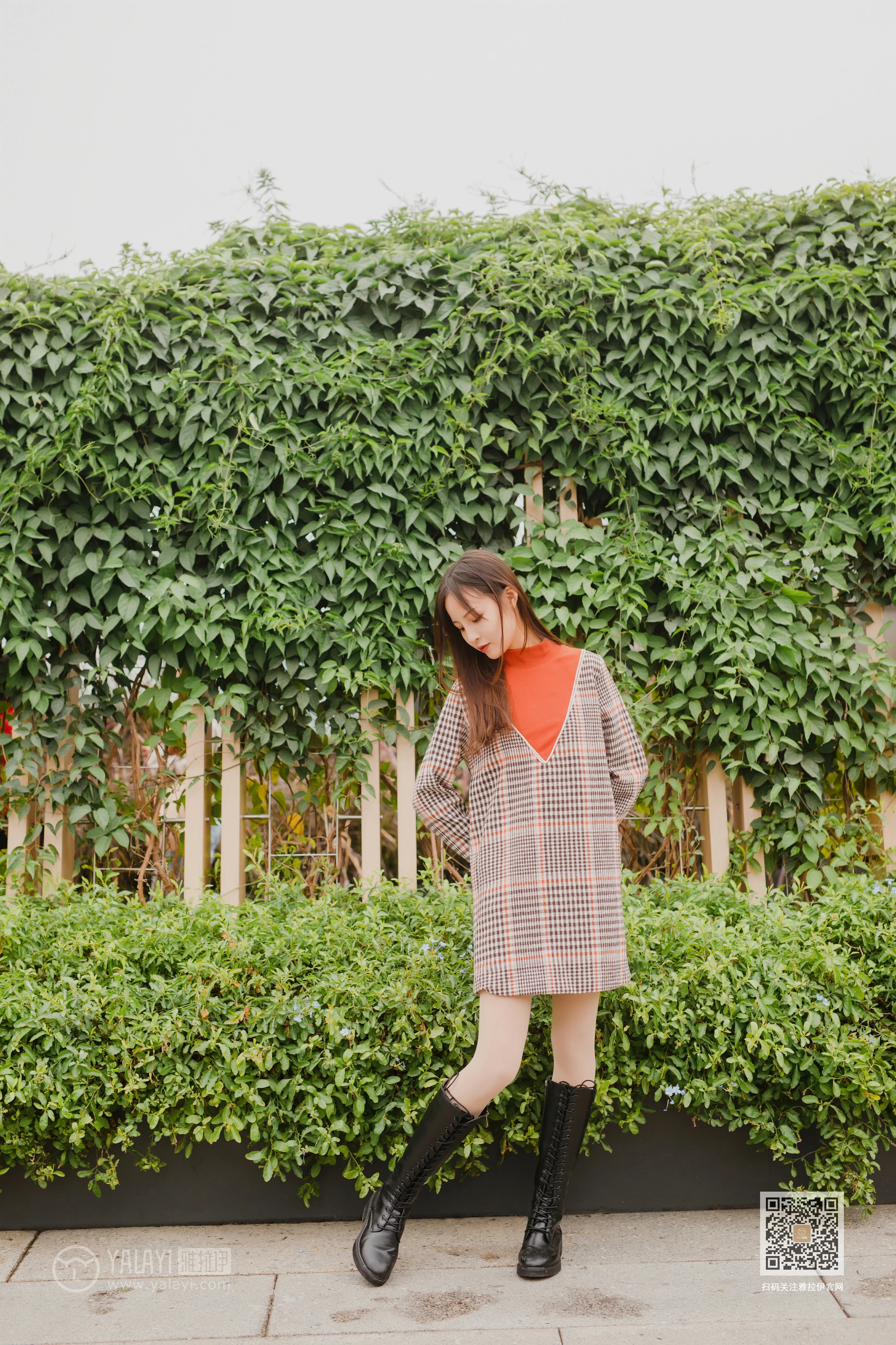 [YALAYI雅拉伊]Vol.543 郊游 小五 连身大衣加灰色长靴清纯私房写真集第9张
