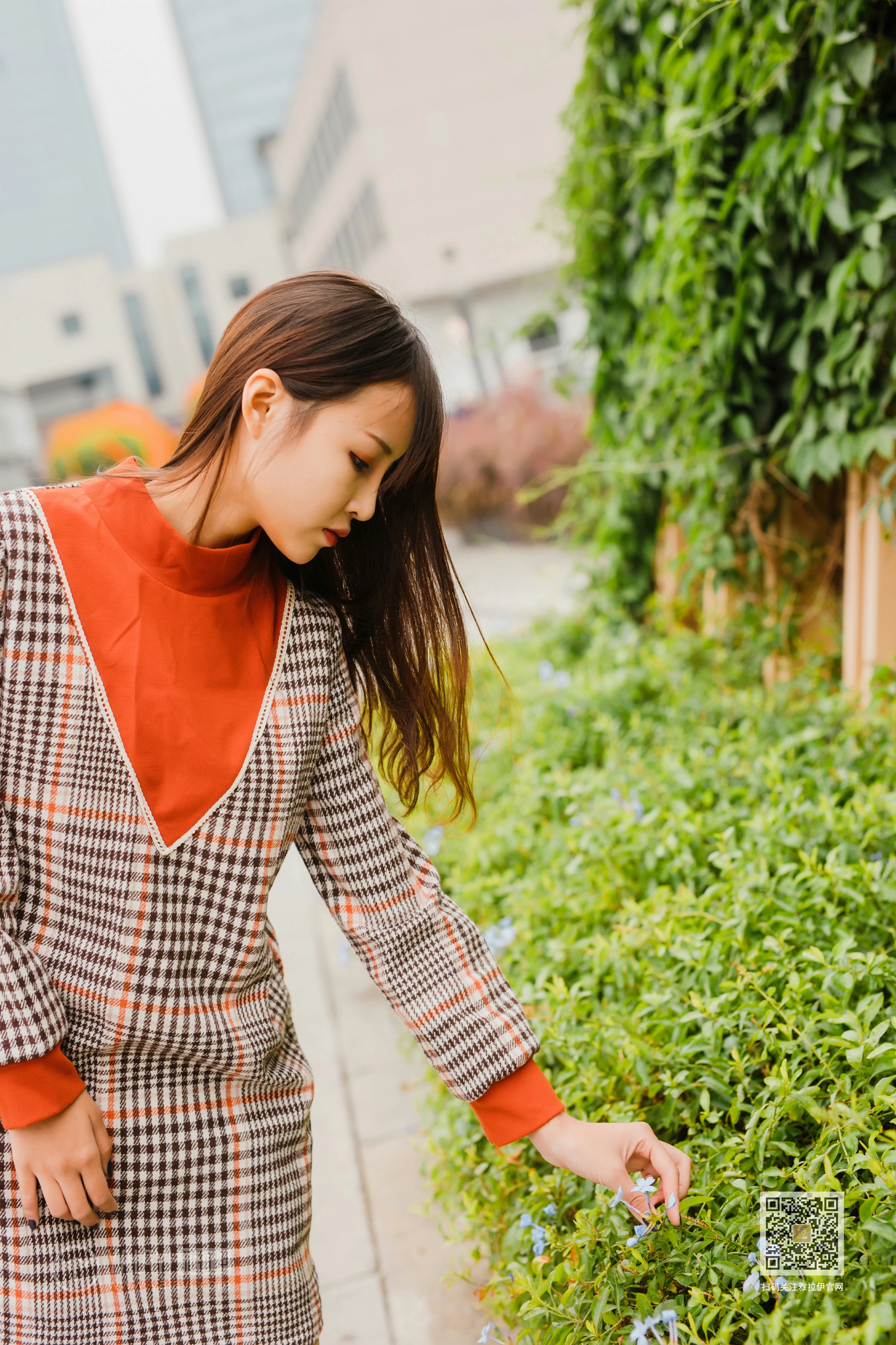 [YALAYI雅拉伊]Vol.543 郊游 小五 连身大衣加灰色长靴清纯私房写真集第10张