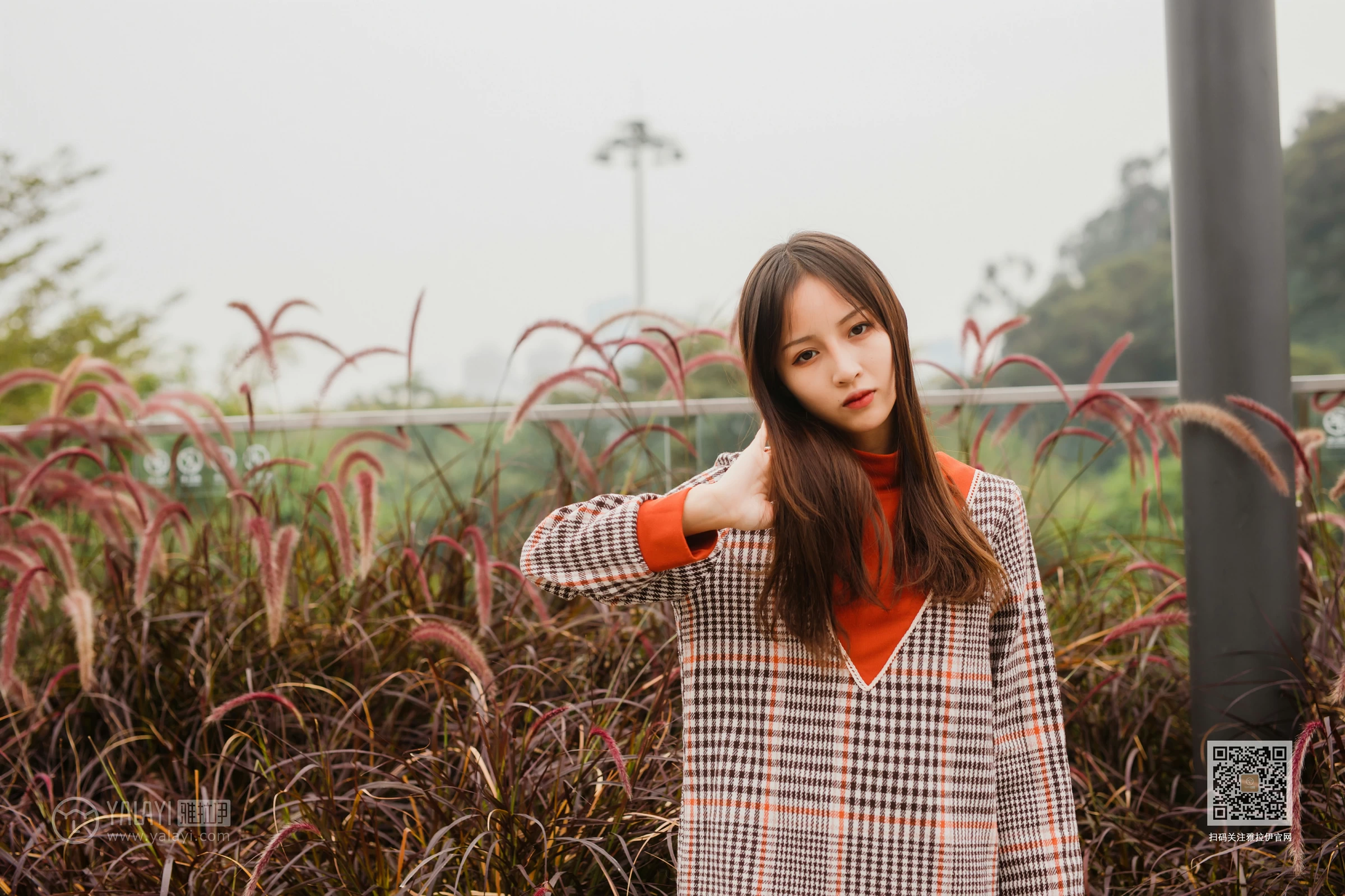 [YALAYI雅拉伊]Vol.543 郊游 小五 连身大衣加灰色长靴清纯私房写真集第14张