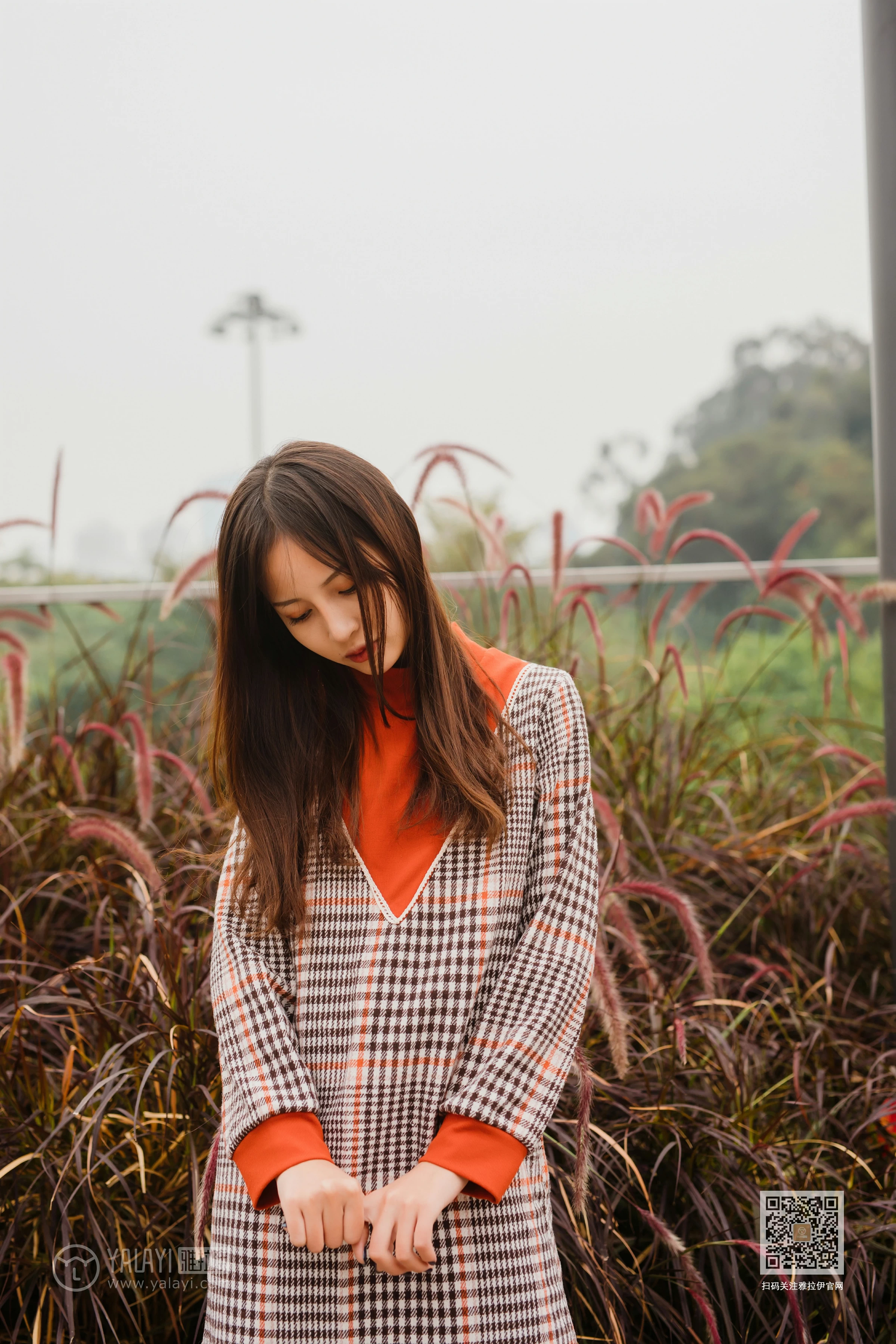 [YALAYI雅拉伊]Vol.543 郊游 小五 连身大衣加灰色长靴清纯私房写真集第14张