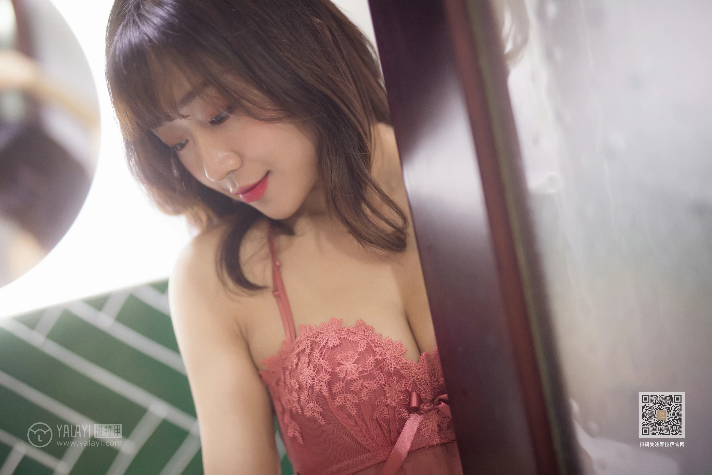 [YALAYI雅拉伊]Vol.551 六十六楼往下看 小颖 红色蕾丝内衣性感私房写真集第5张