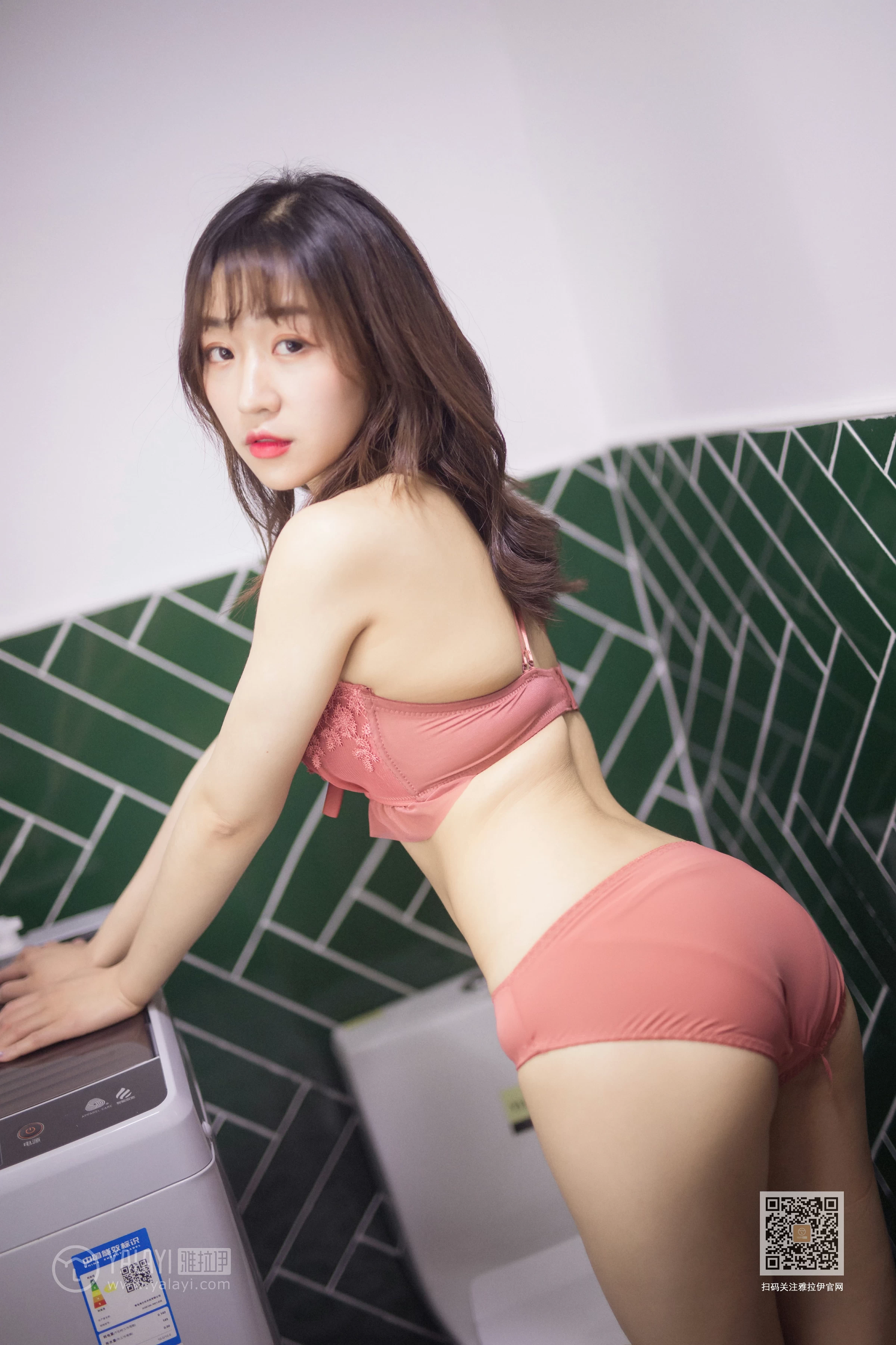 [YALAYI雅拉伊]Vol.551 六十六楼往下看 小颖 红色蕾丝内衣性感私房写真集第9张