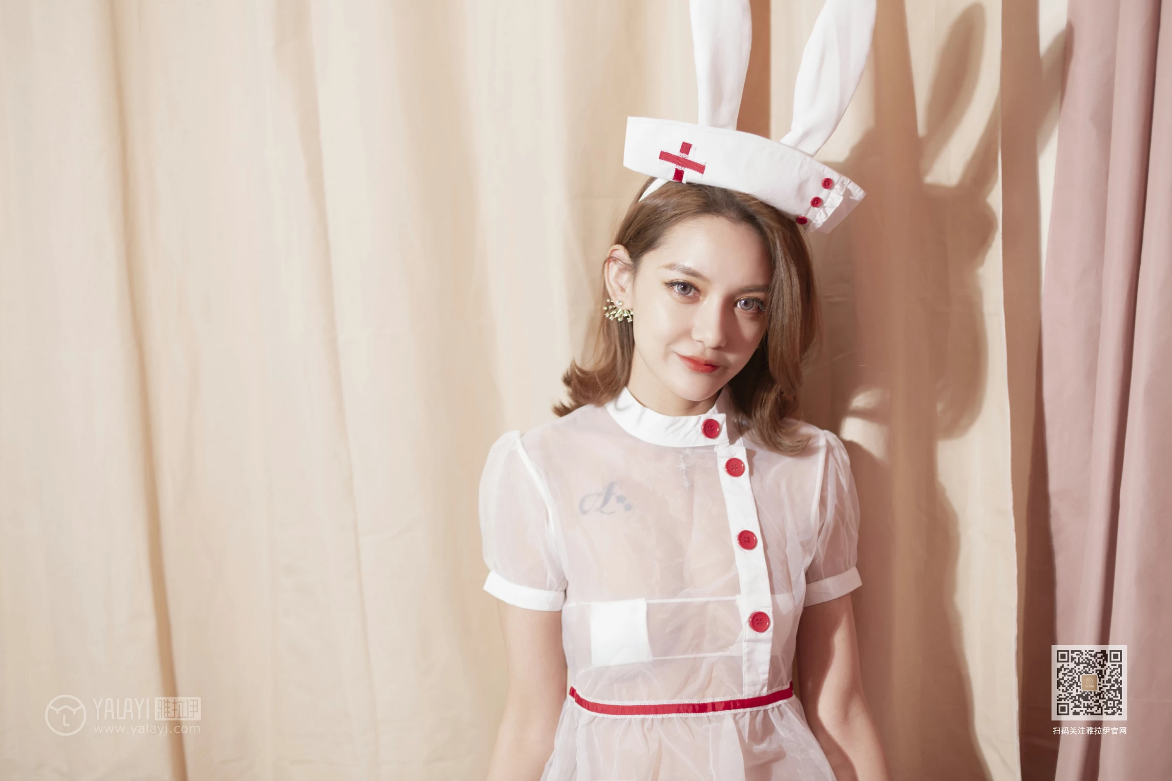 [YALAYI雅拉伊]Vol.556 最美守护者 刘子炀 透视情趣护士制服加白色丝袜美腿玉足性感私房写真集第2张