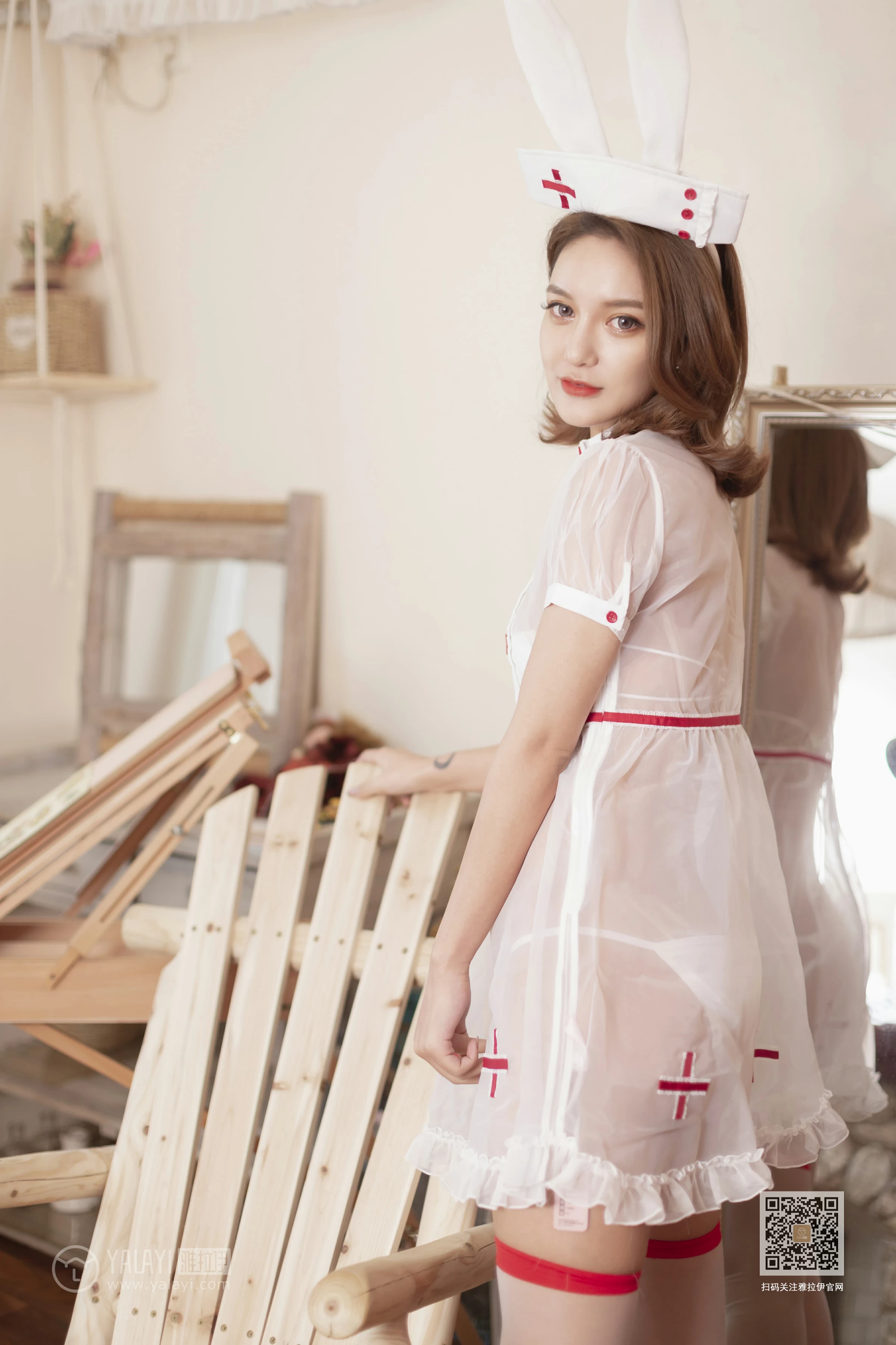 [YALAYI雅拉伊]Vol.556 最美守护者 刘子炀 透视情趣护士制服加白色丝袜美腿玉足性感私房写真集第15张