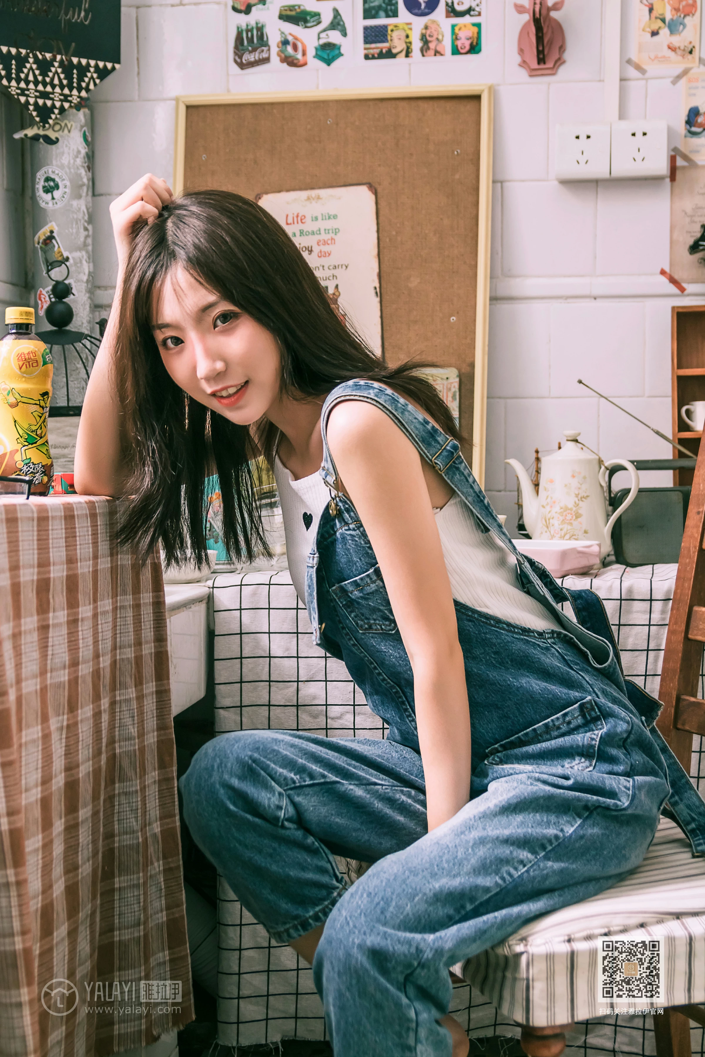 [YALAYI雅拉伊]Vol.559 我的前女友 小乔 背带牛仔连身裤加白色性感小背心私房写真集第2张