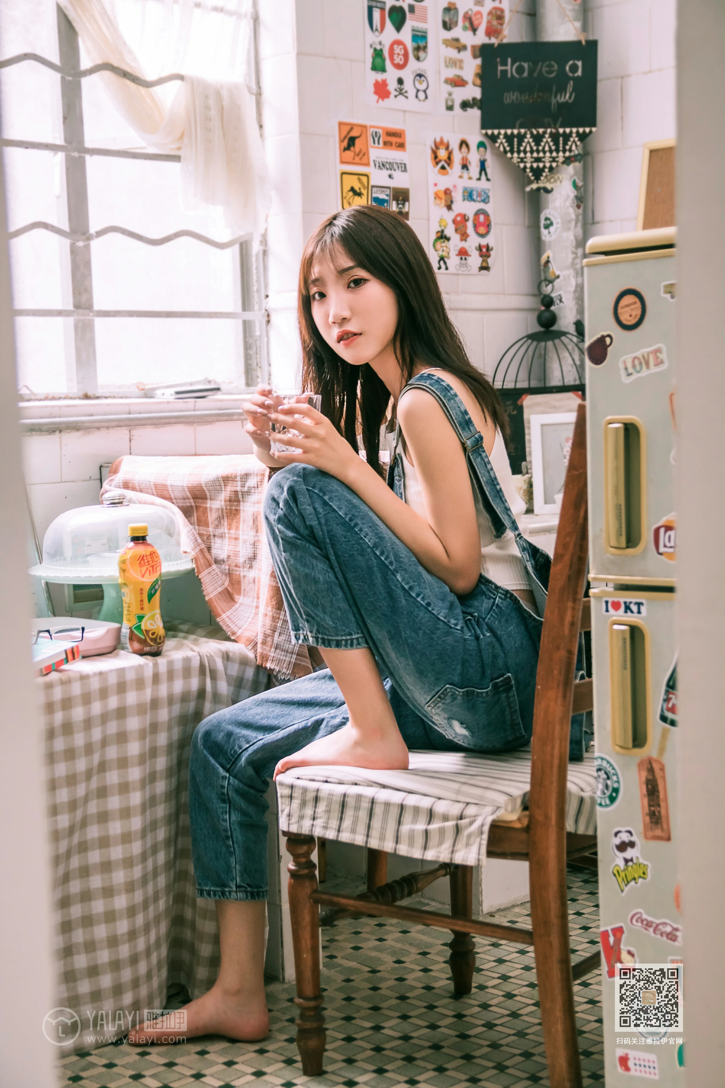 [YALAYI雅拉伊]Vol.559 我的前女友 小乔 背带牛仔连身裤加白色性感小背心私房写真集第14张