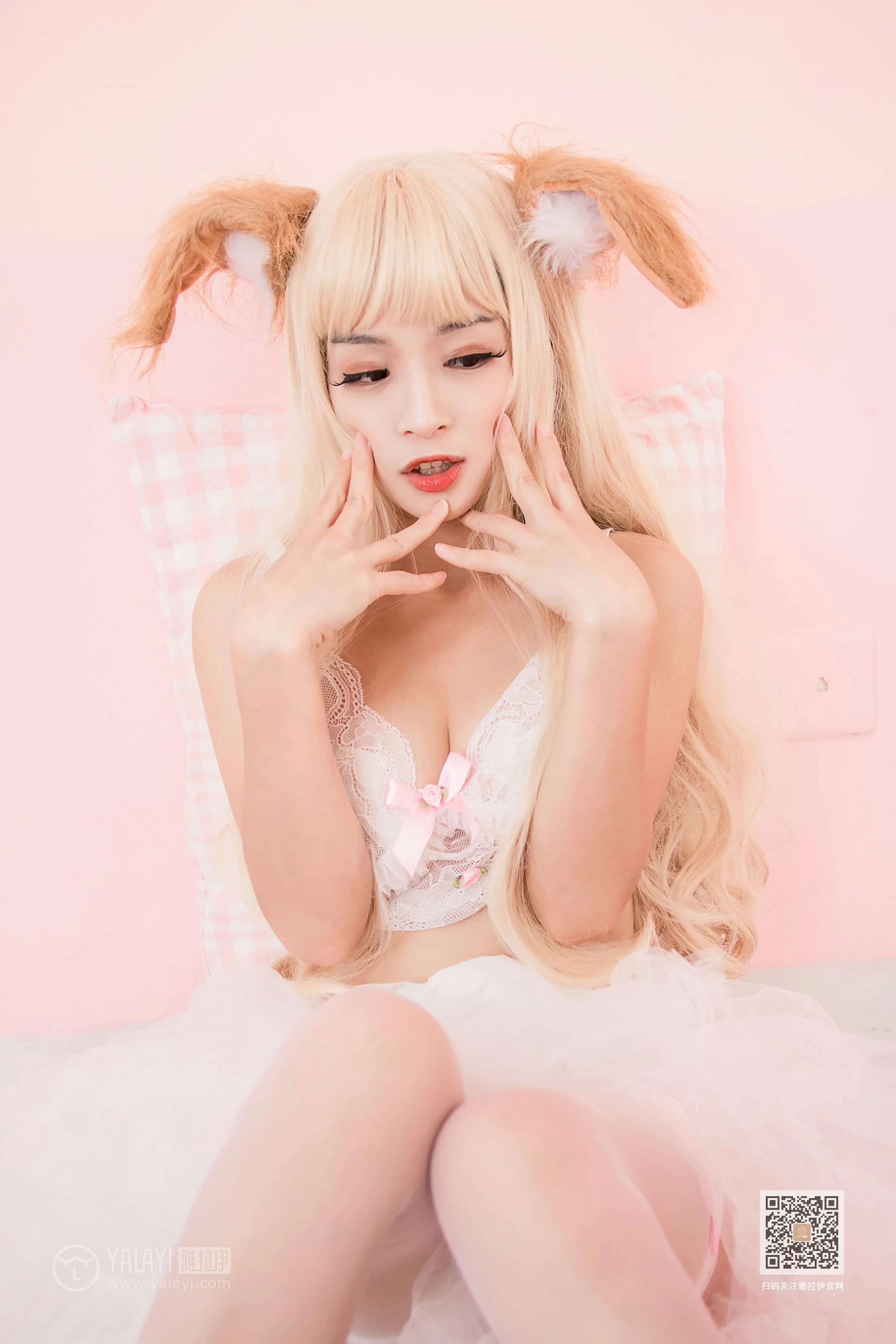 [YALAYI雅拉伊]Vol.562 二代妖精 艾丽 粉色透视情趣内衣加粉色丝袜美腿性感私房写真集第13张