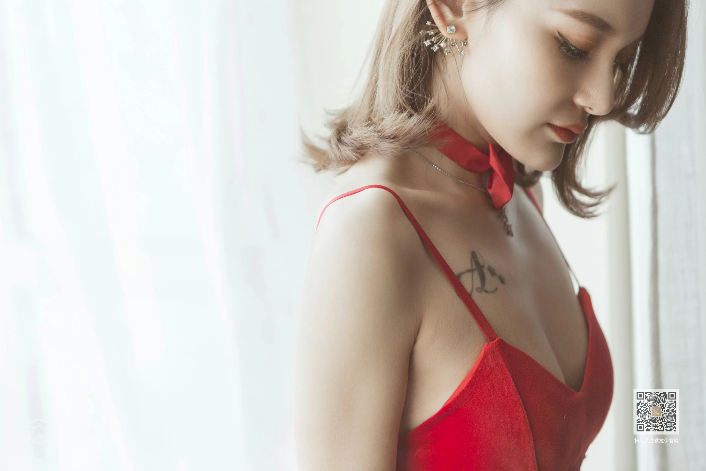 [YALAYI雅拉伊]Vol.565 小红兔 刘子炀 红色情趣制服内衣加红色丝袜美腿性感私房写真集第15张