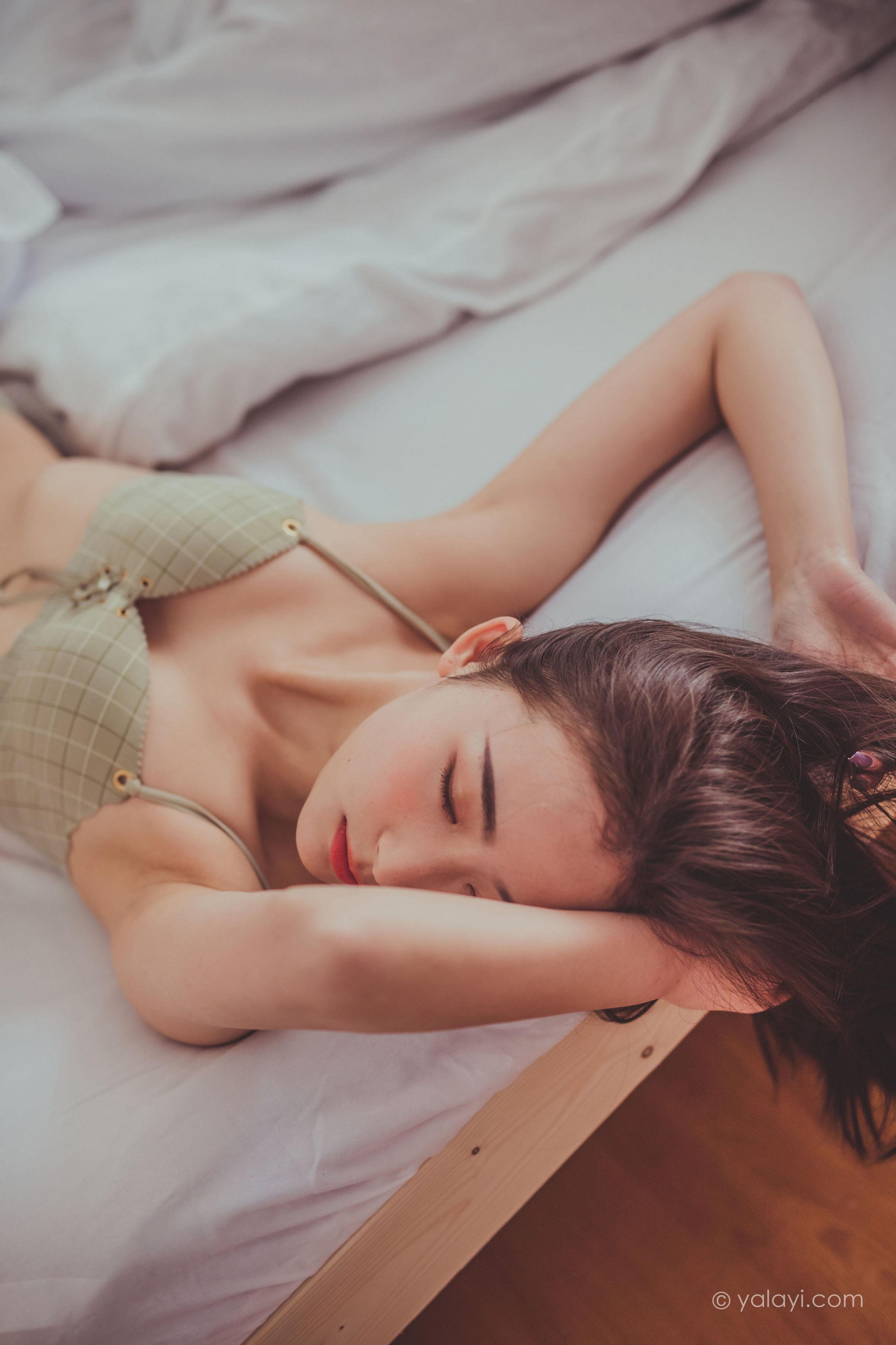 [YALAYI雅拉伊]Vol.587 蜗居 海棠 灰色内衣居家性感私房写真集第11张