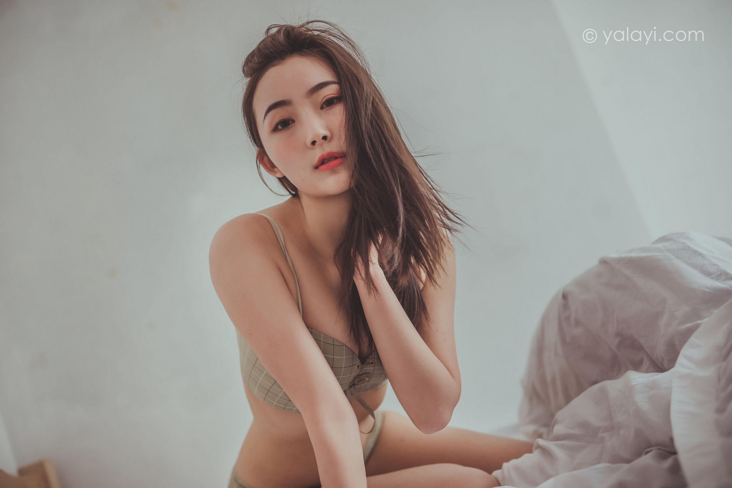 [YALAYI雅拉伊]Vol.587 蜗居 海棠 灰色内衣居家性感私房写真集第14张