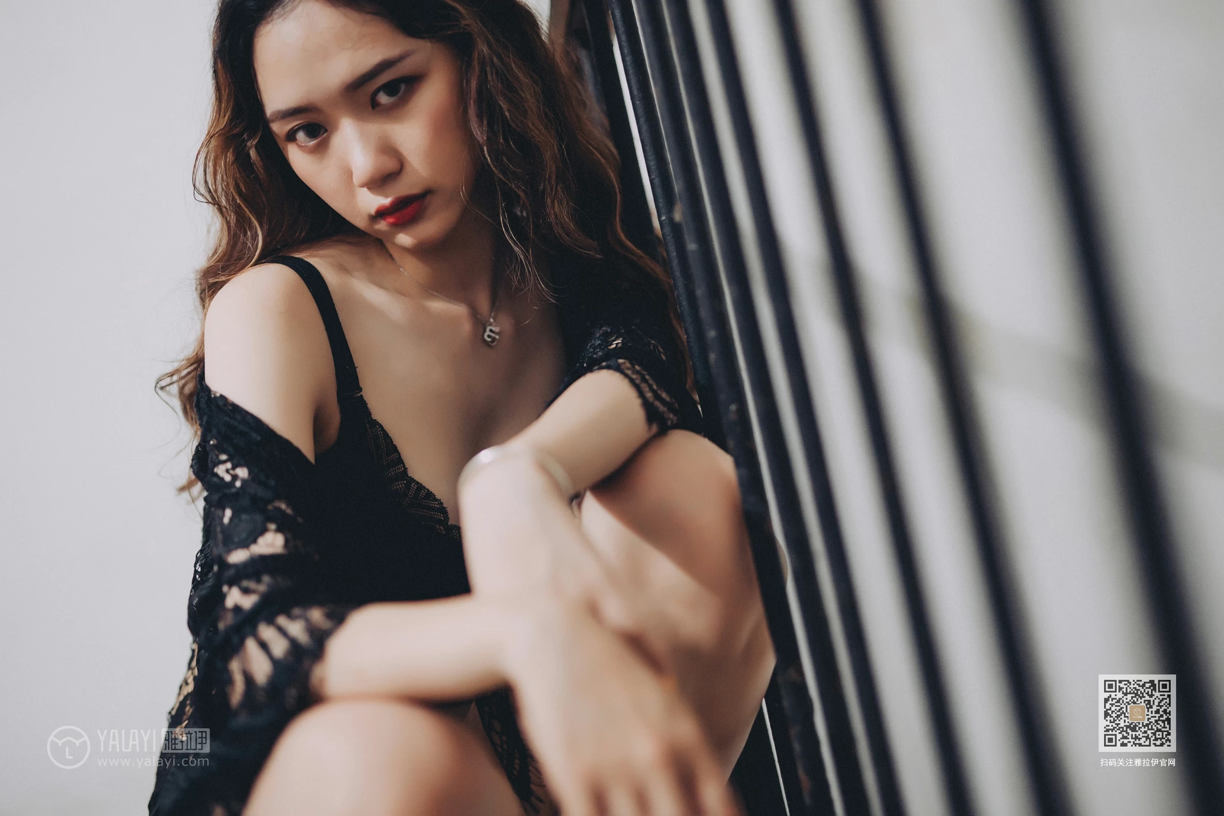 [YALAYI雅拉伊]Vol.590 下坠 晓琳 黑色透视镂空睡衣加黑色蕾丝内衣性感私房写真集第8张