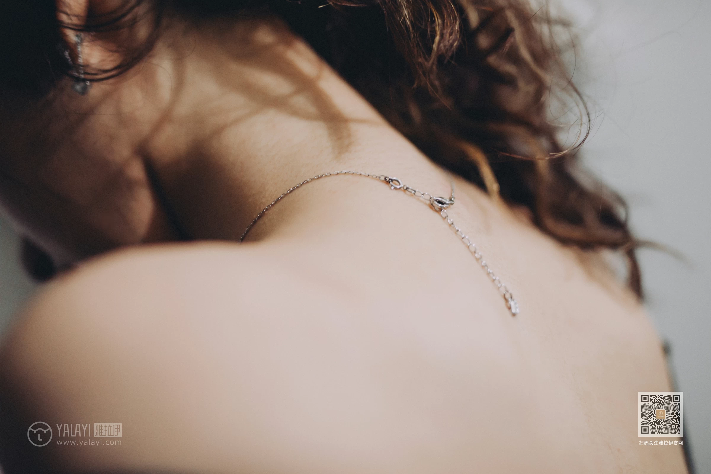 [YALAYI雅拉伊]Vol.590 下坠 晓琳 黑色透视镂空睡衣加黑色蕾丝内衣性感私房写真集第12张