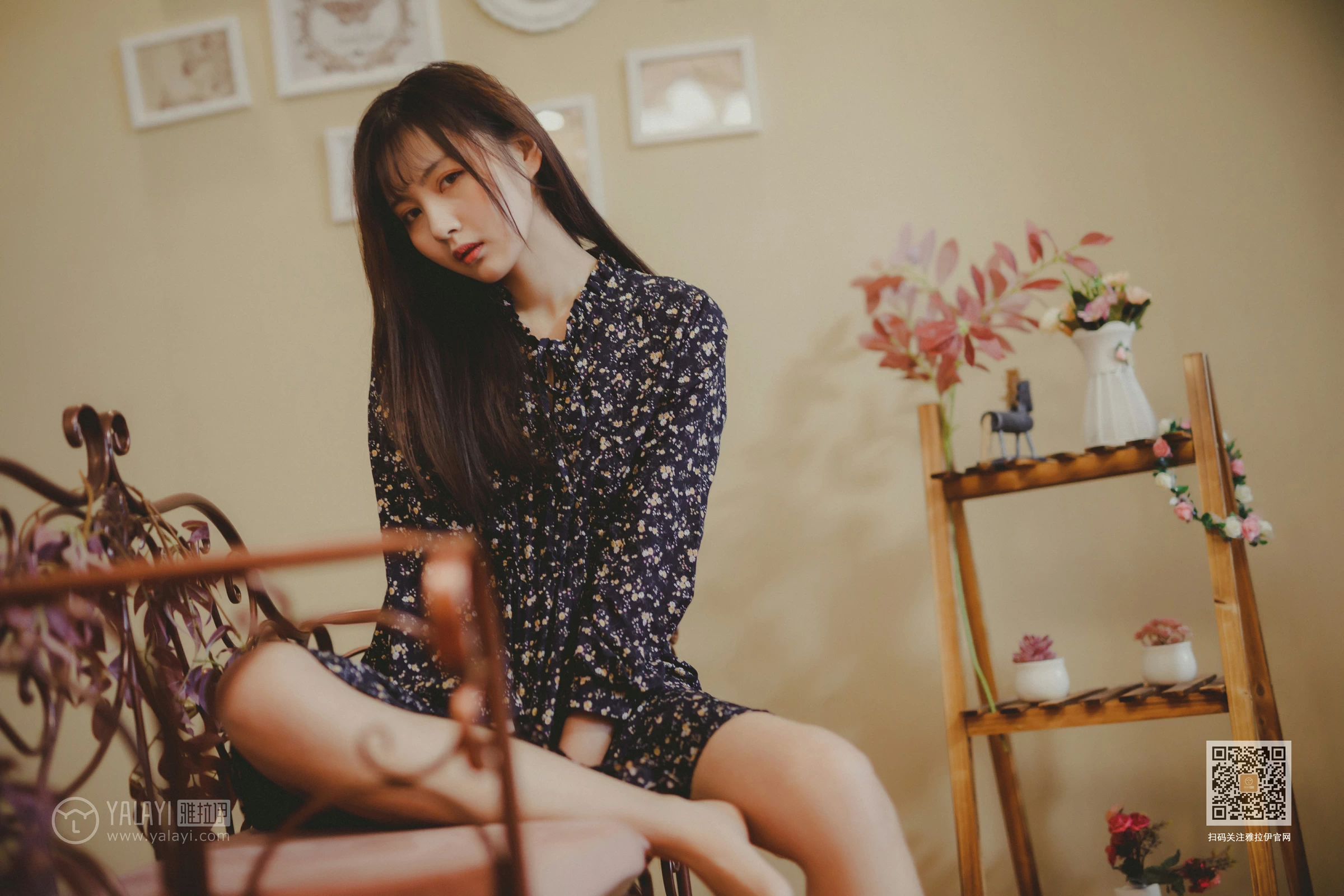 [YALAYI雅拉伊]Vol.593 南方姑娘 唐芯 黑色连衣裙居家私房写真集第15张