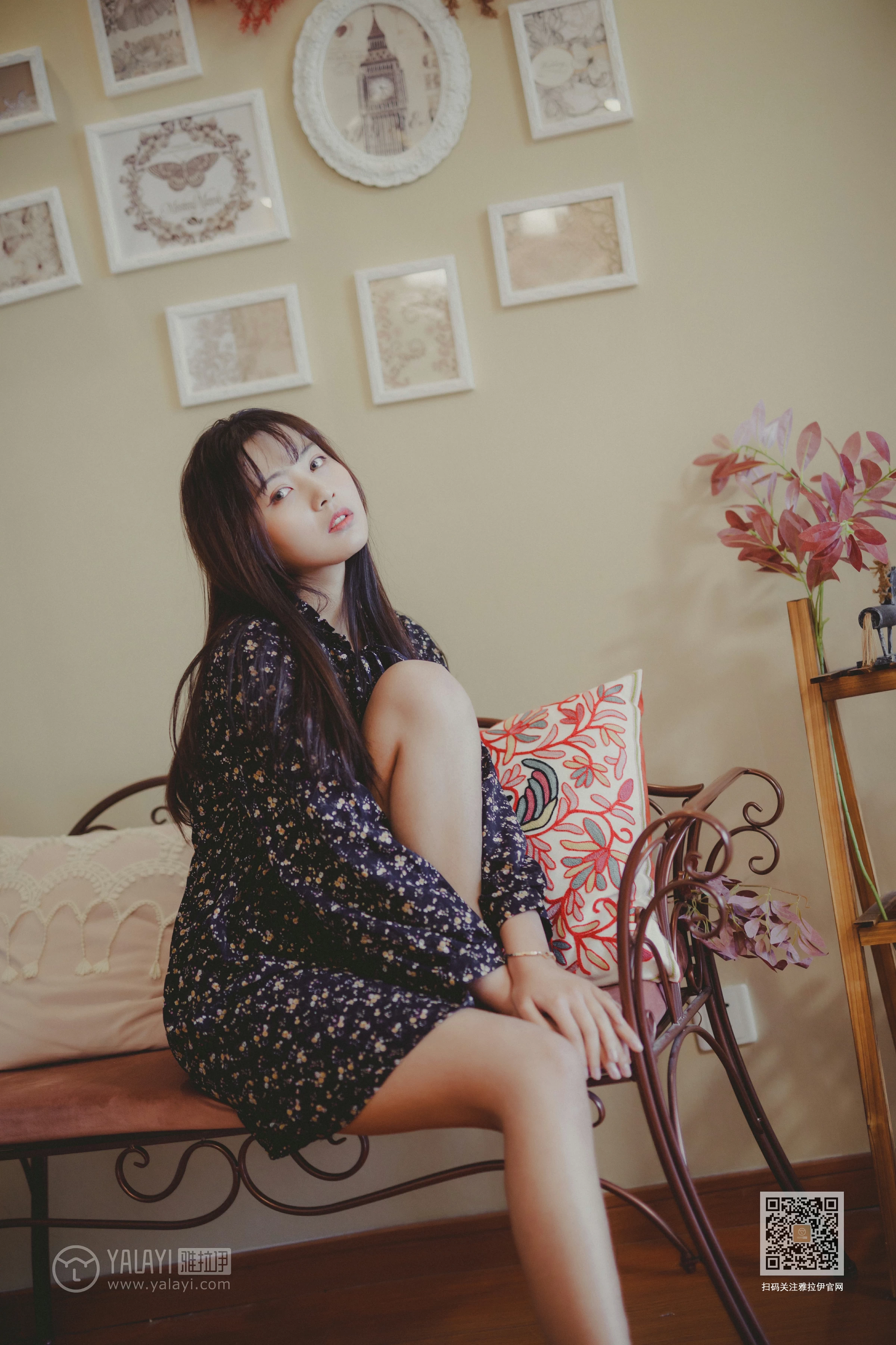 [YALAYI雅拉伊]Vol.593 南方姑娘 唐芯 黑色连衣裙居家私房写真集第3张