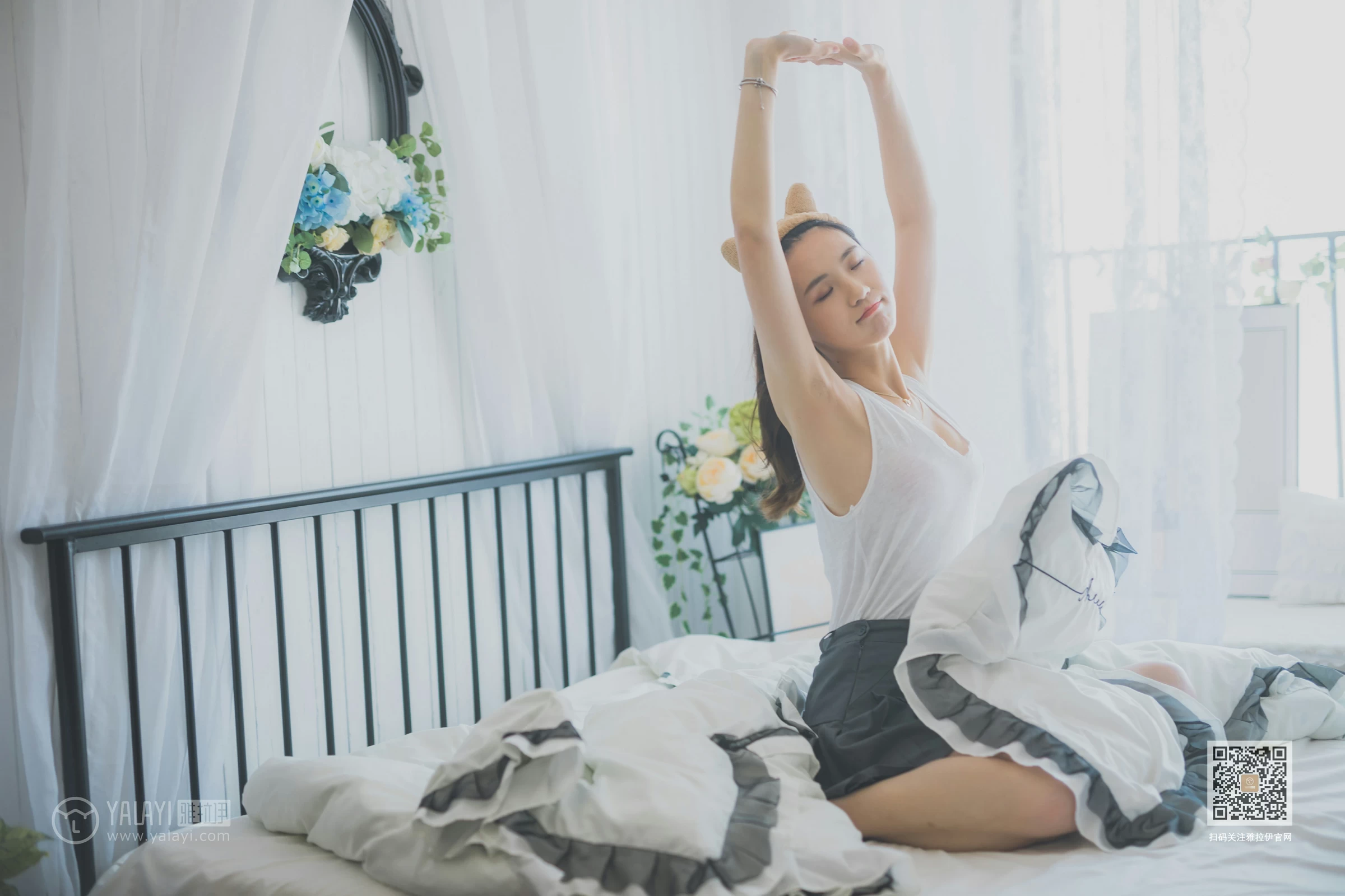 [YALAYI雅拉伊]Vol.596 超床啦！ 尹梦 白色背心加黑色短裙清纯可爱私房写真集第2张