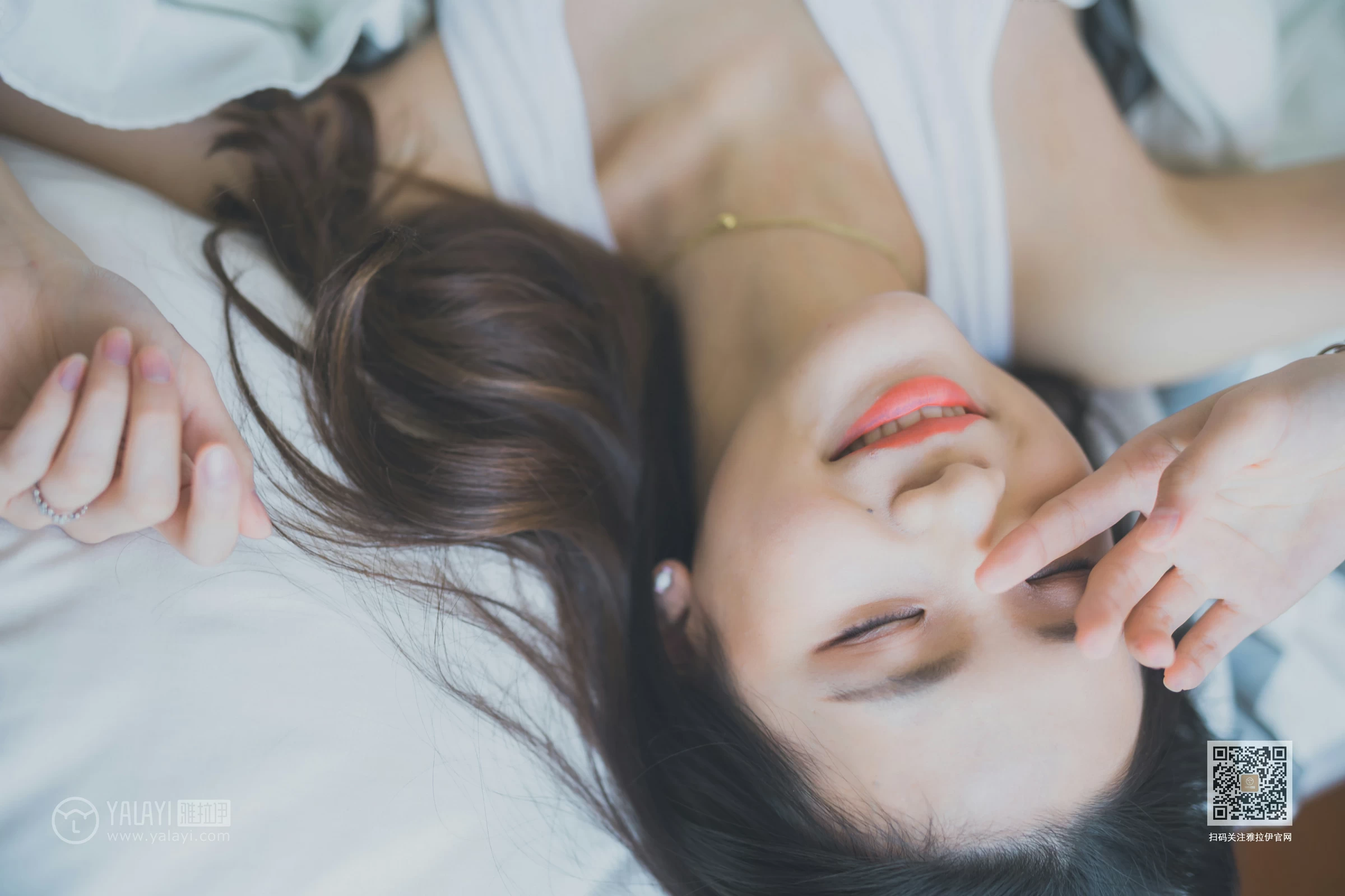 [YALAYI雅拉伊]Vol.596 超床啦！ 尹梦 白色背心加黑色短裙清纯可爱私房写真集第5张