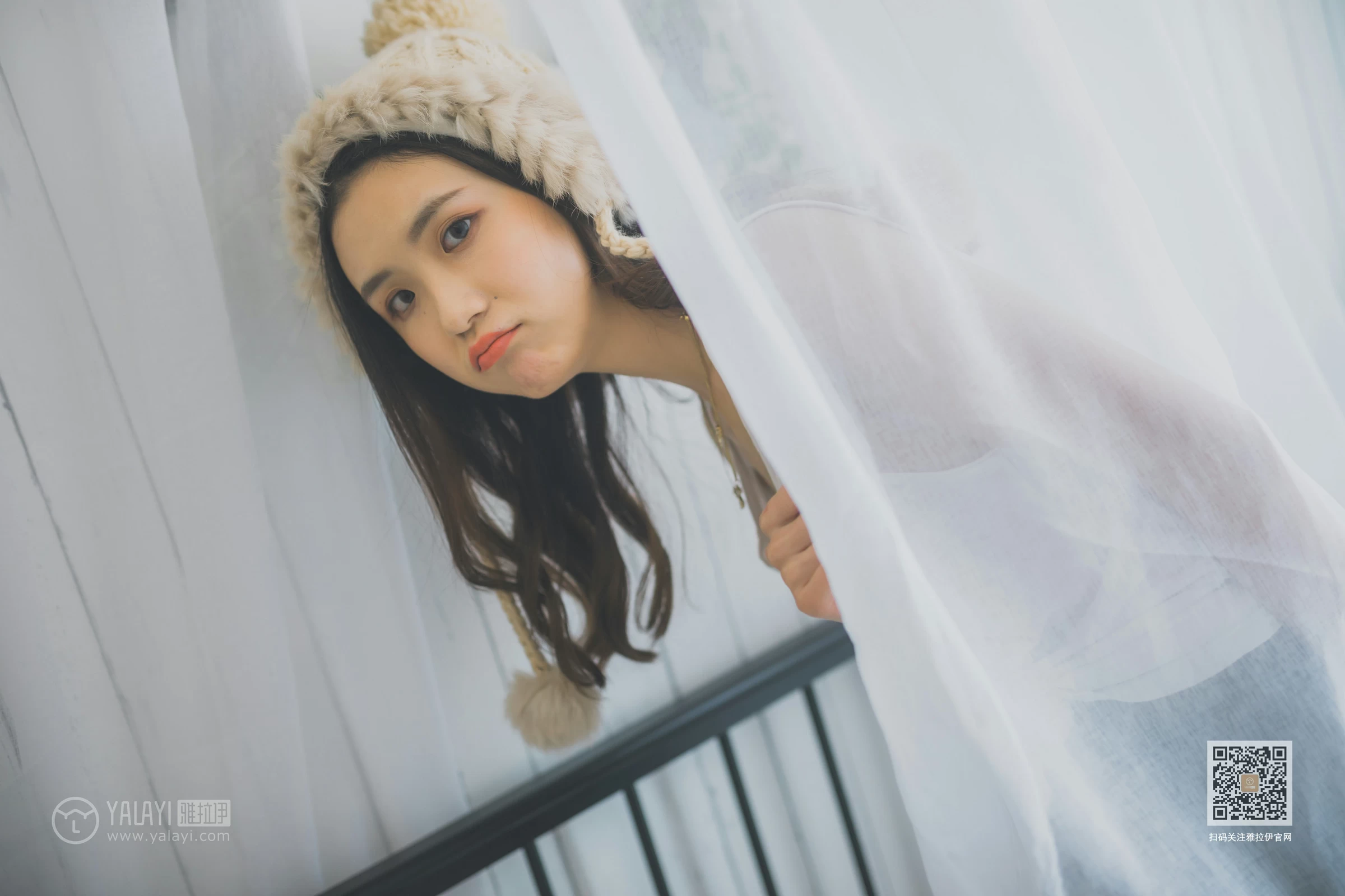 [YALAYI雅拉伊]Vol.596 超床啦！ 尹梦 白色背心加黑色短裙清纯可爱私房写真集第13张