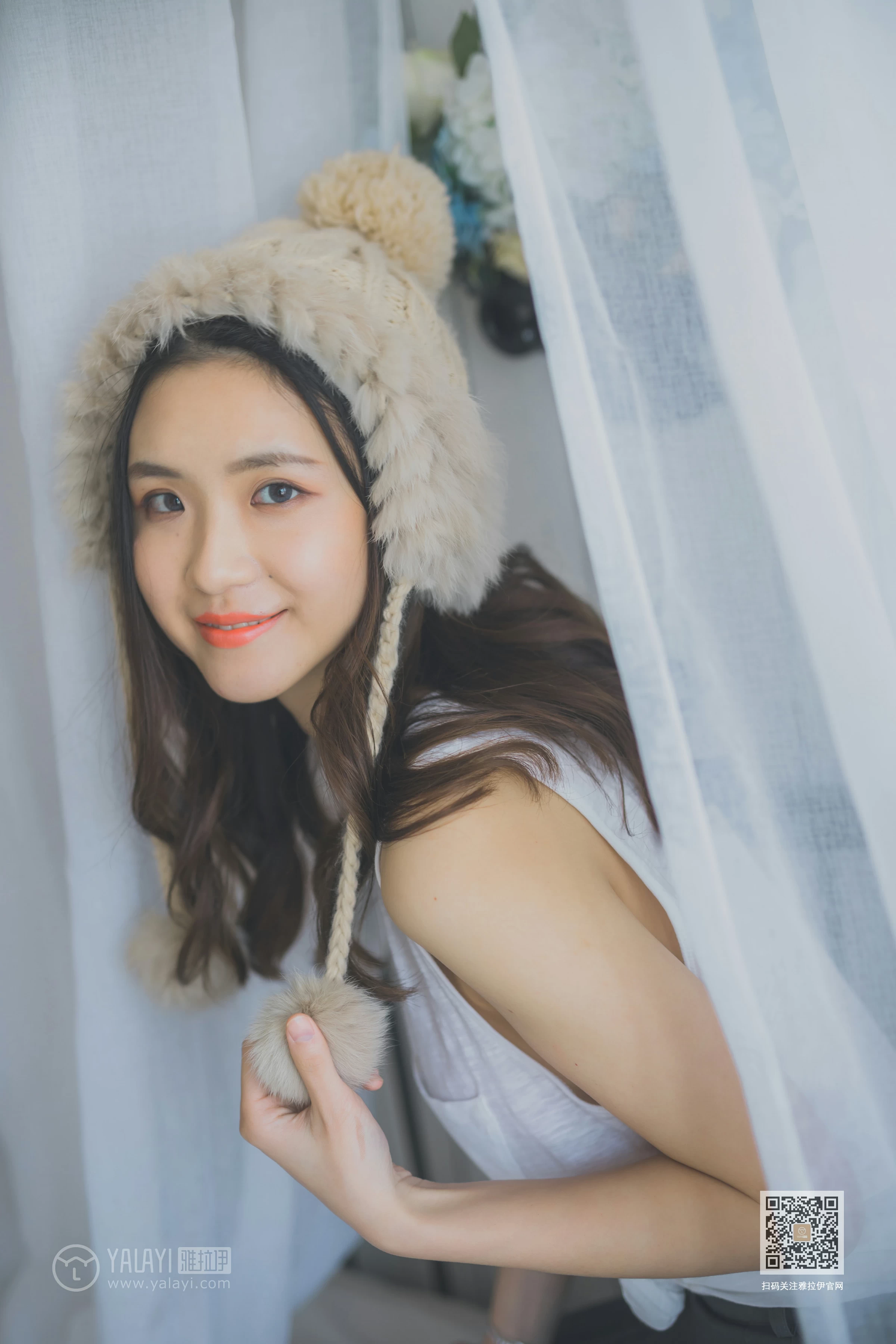 [YALAYI雅拉伊]Vol.596 超床啦！ 尹梦 白色背心加黑色短裙清纯可爱私房写真集第15张