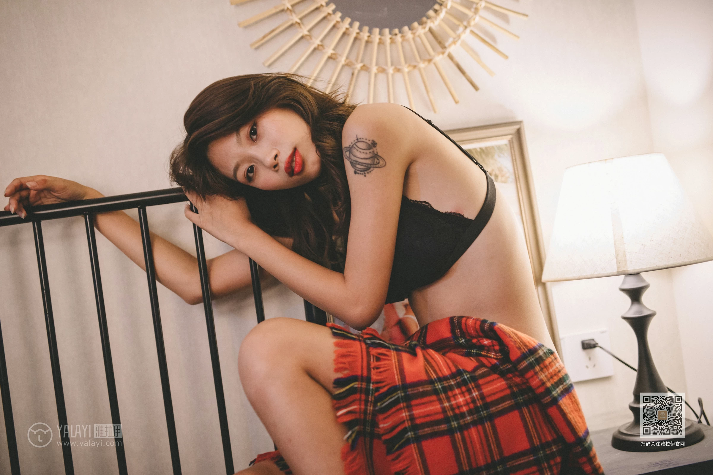 [YALAYI雅拉伊]Vol.598 她们出去了 静初 黑色蕾丝内衣居家性感私房写真集第2张