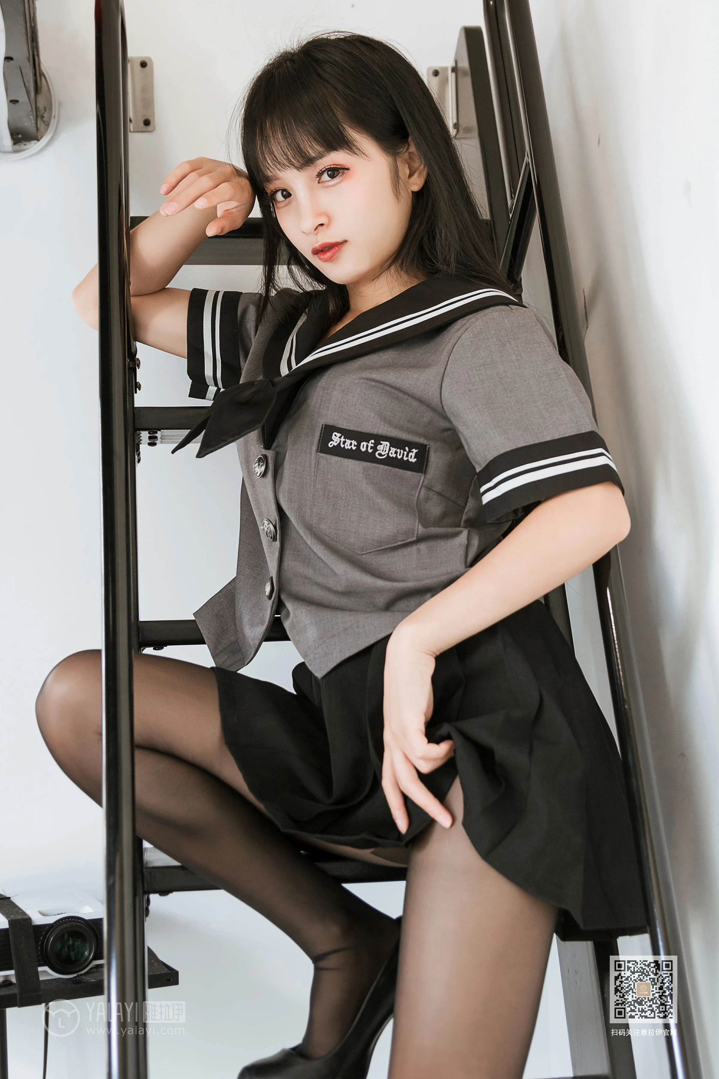 [YALAYI雅拉伊]Vol.600 疯狂的JK学妹 艾丽 灰色制服与黑色短裙加黑丝美腿性感私房写真集第2张
