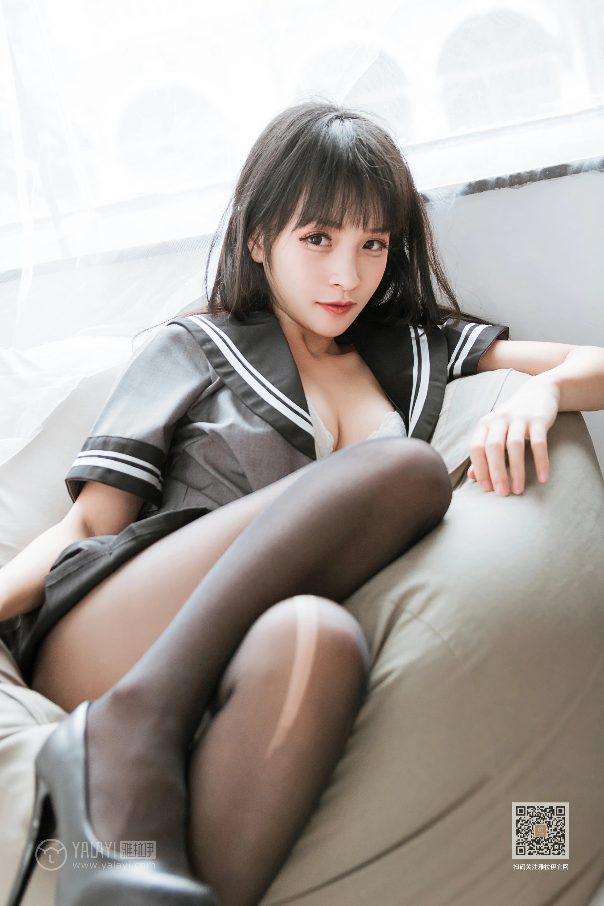 [YALAYI雅拉伊]Vol.600 疯狂的JK学妹 艾丽 灰色制服与黑色短裙加黑丝美腿性感私房写真集第11张