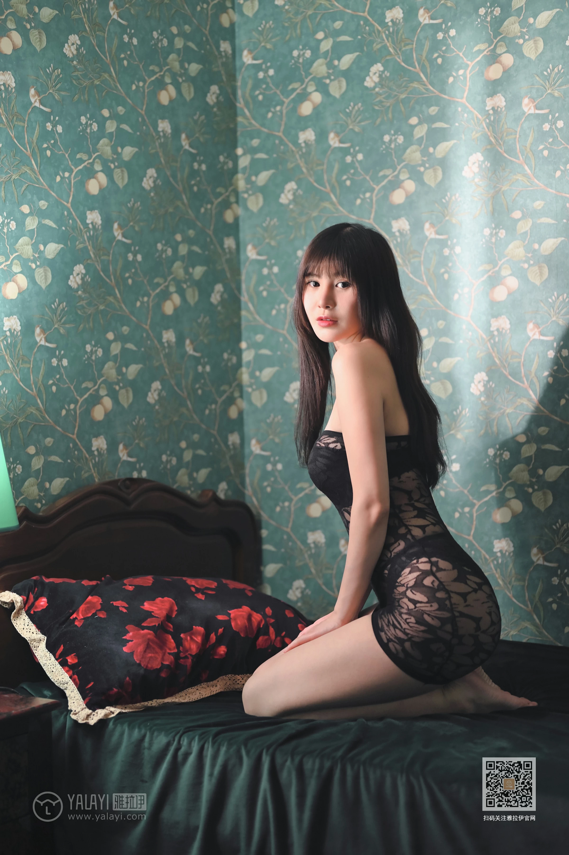 [YALAYI雅拉伊]NO.608 《怪你过份撩人》 斯雯 黑色紧身透视抹胸裙性感私房写真集第1张