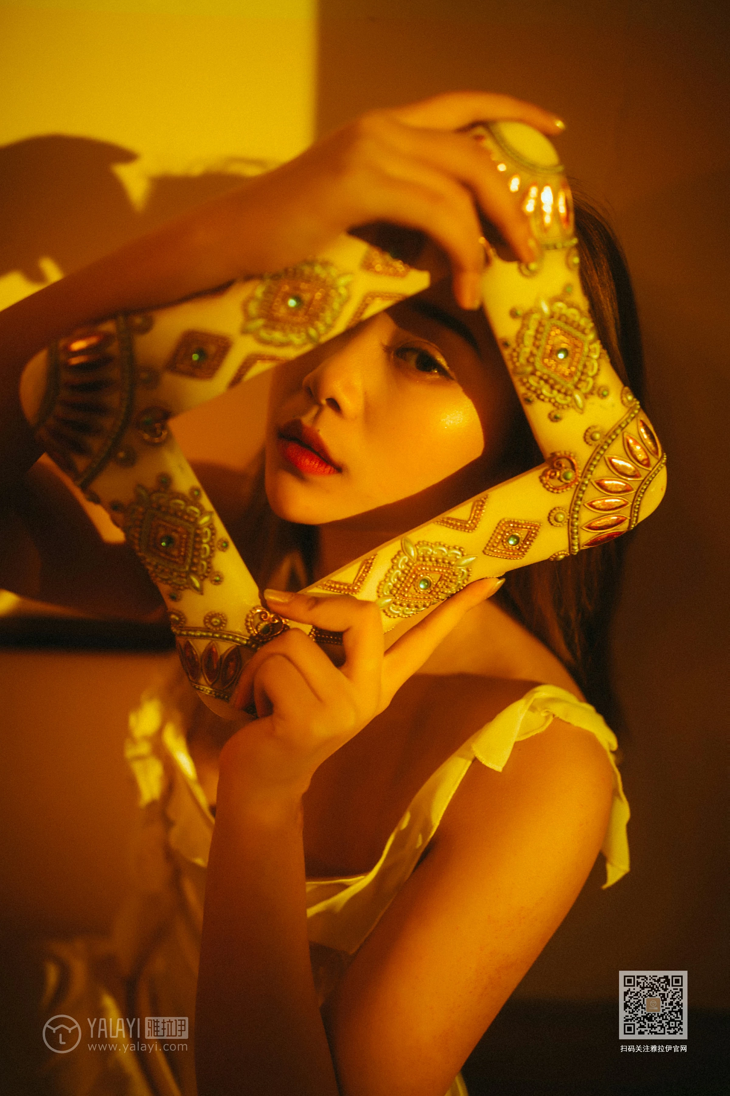 [YALAYI雅拉伊]NO.613 《对着暮光呢喃》 岳璐璐 白色吊带睡衣裙加白色内衣性感私房写真集第5张