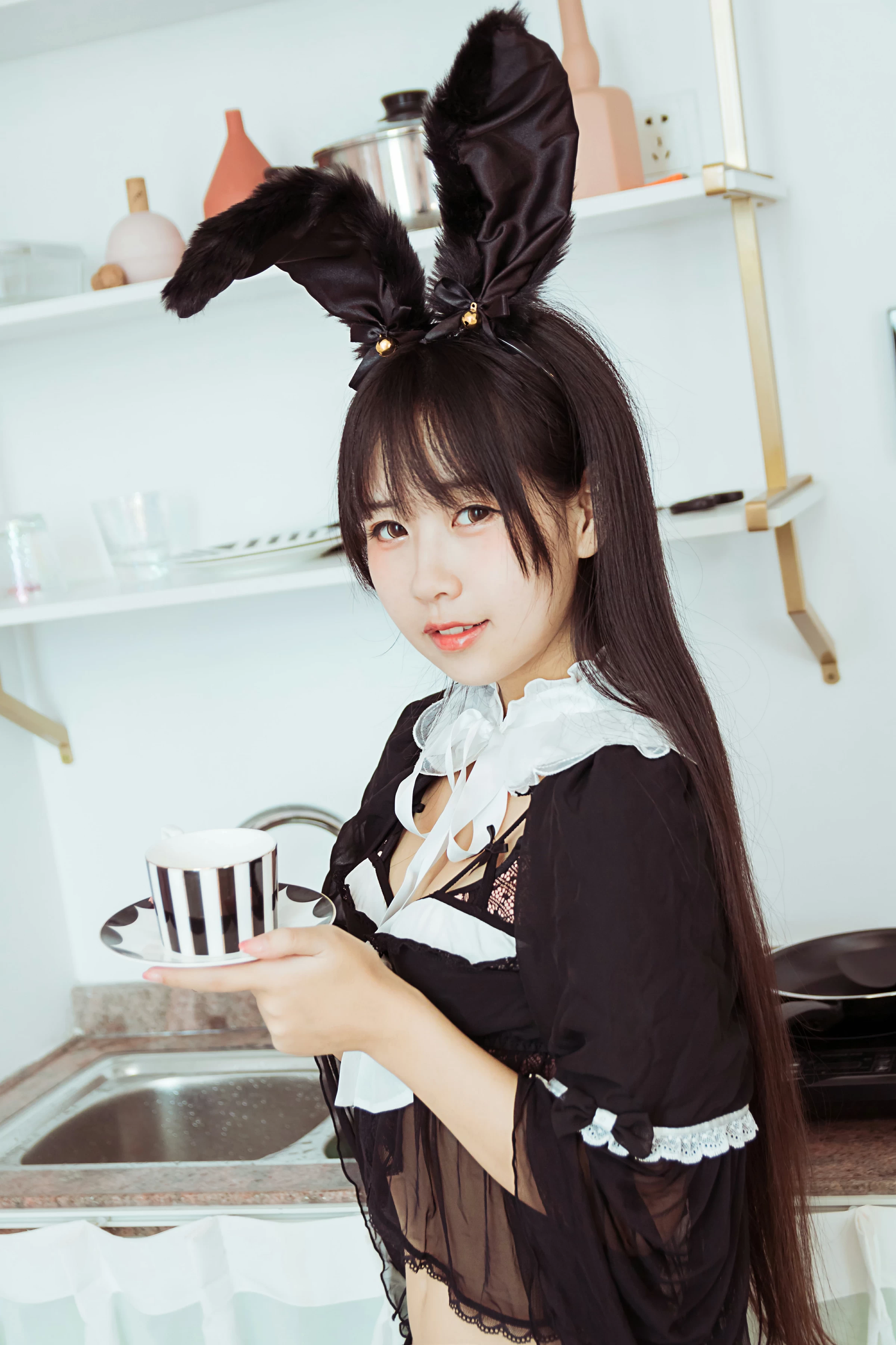 [YALAYI雅拉伊]NO.616 《今晚穿了女仆装》 甜酱吖 黑色情趣制服内衣加黑丝美腿性感私房写真集第3张