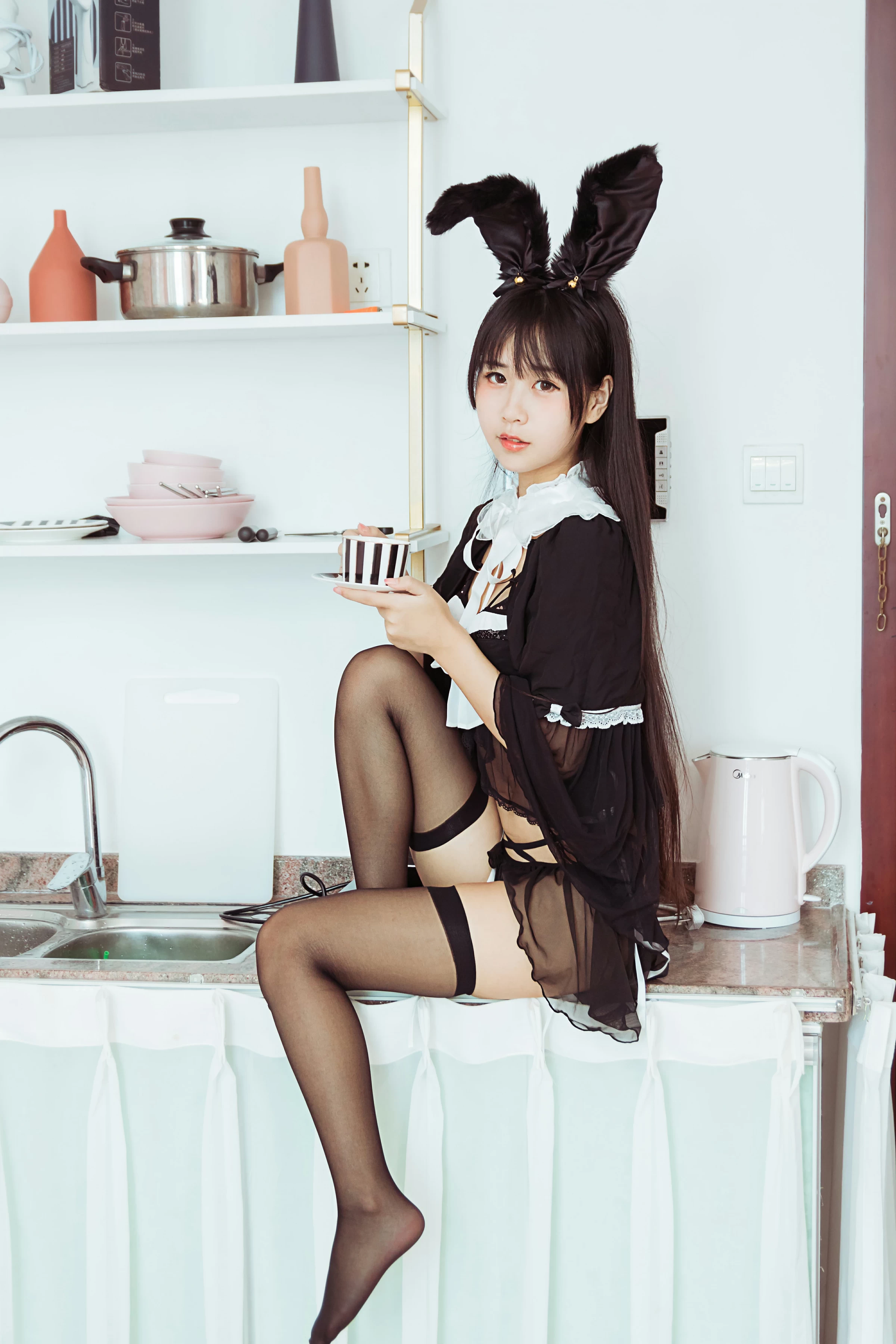 [YALAYI雅拉伊]NO.616 《今晚穿了女仆装》 甜酱吖 黑色情趣制服内衣加黑丝美腿性感私房写真集第4张