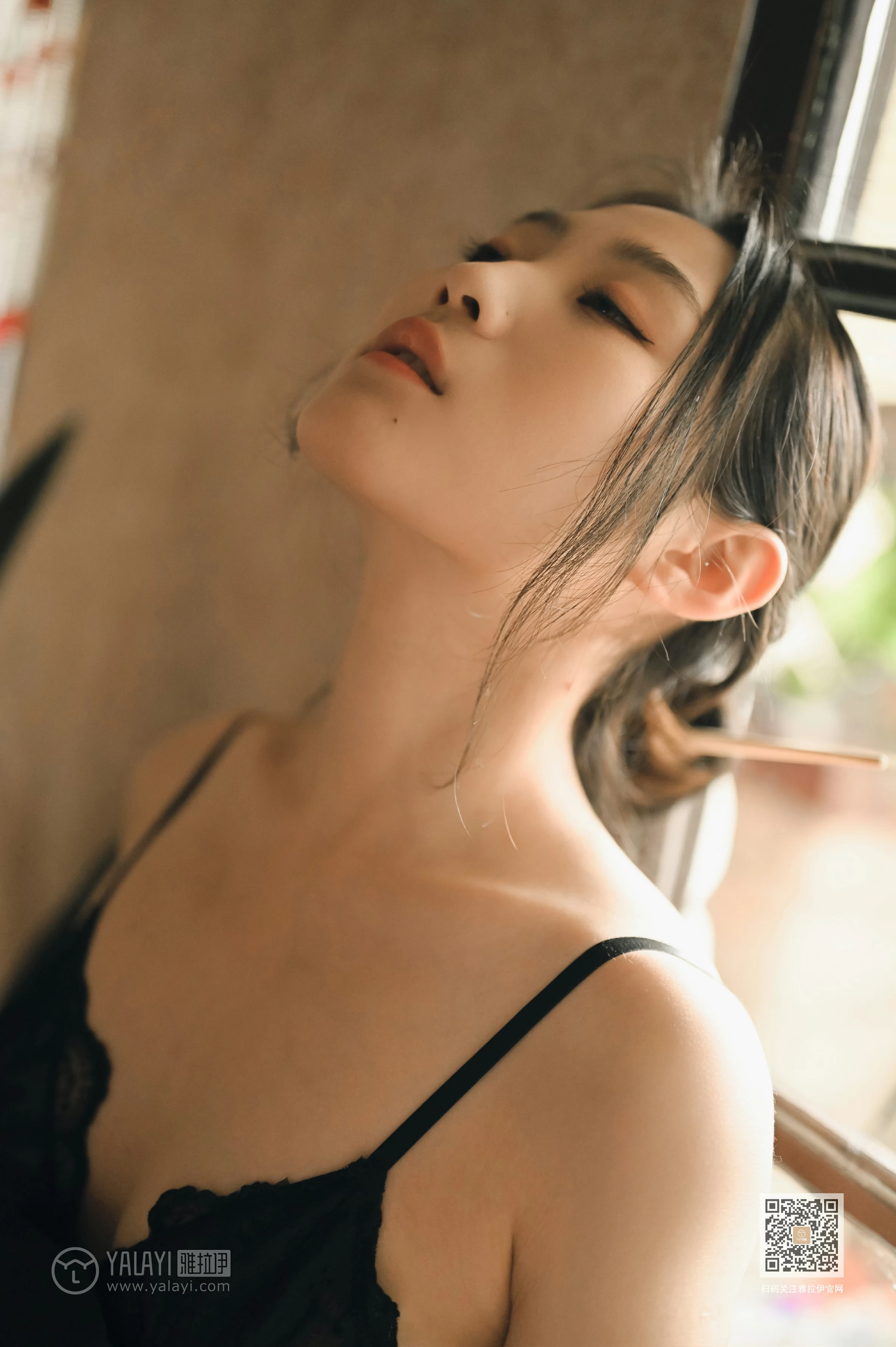 [YALAYI雅拉伊]NO.625 《静女》 沈伊 黑色真丝睡衣加蕾丝内衣性感私房写真集第5张