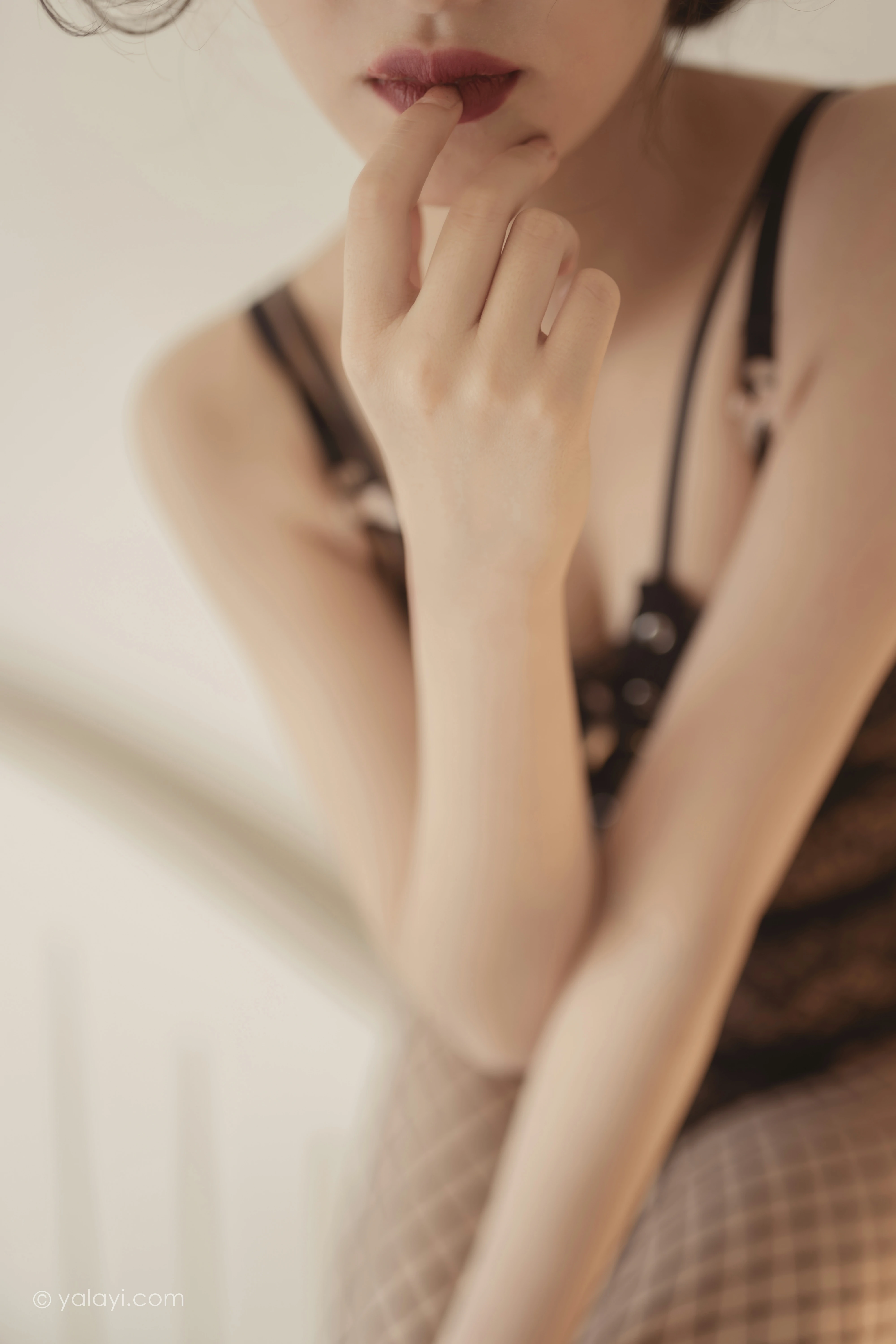 [YALAYI雅拉伊]NO.796 万人迷 西子 黑色蕾丝内衣加情趣渔网袜性感私房写真集第11张