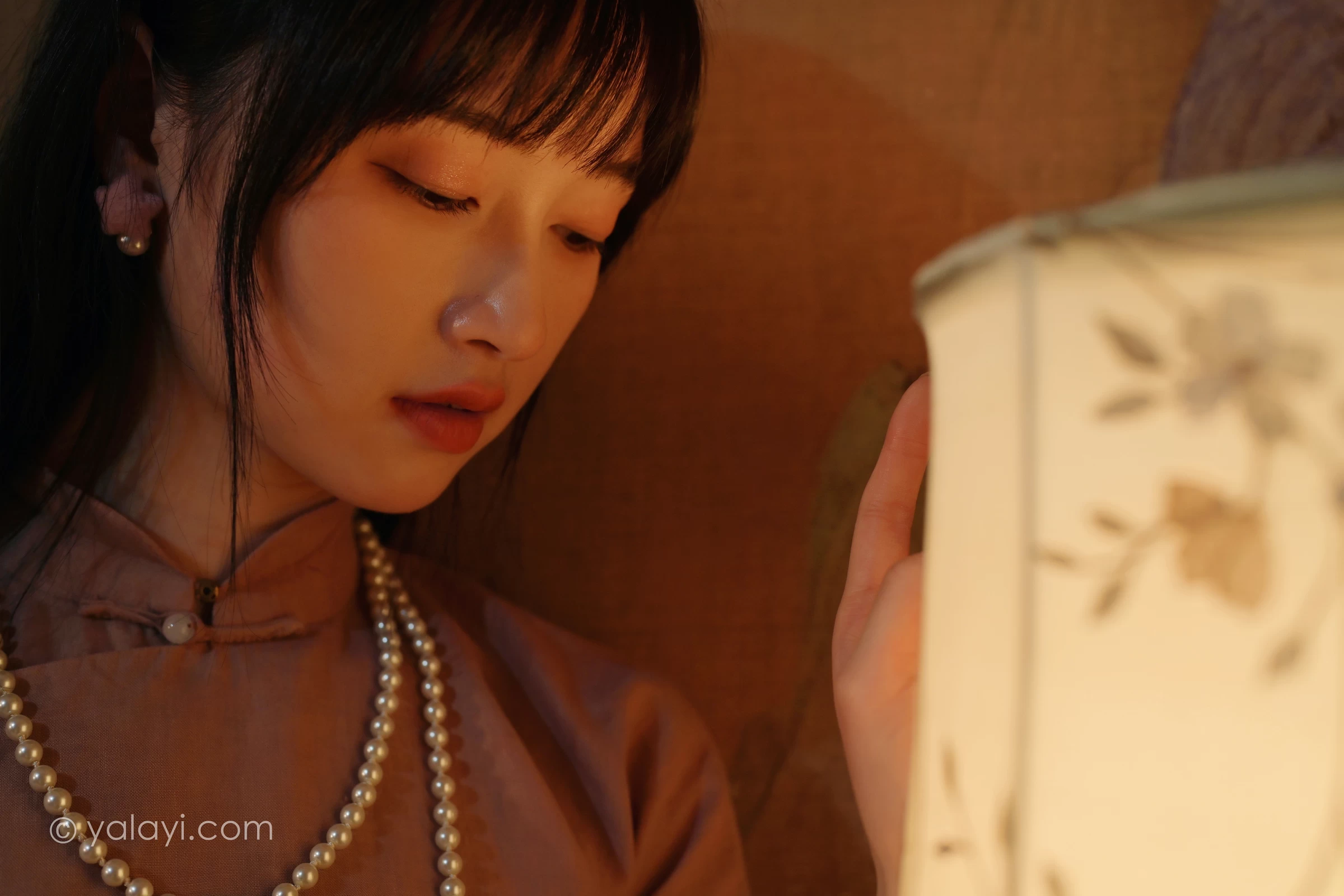 [YALAYI雅拉伊]2022.01.19 深夜的灯光 京京 粉色宽松旗袍裙民国风写真第12张